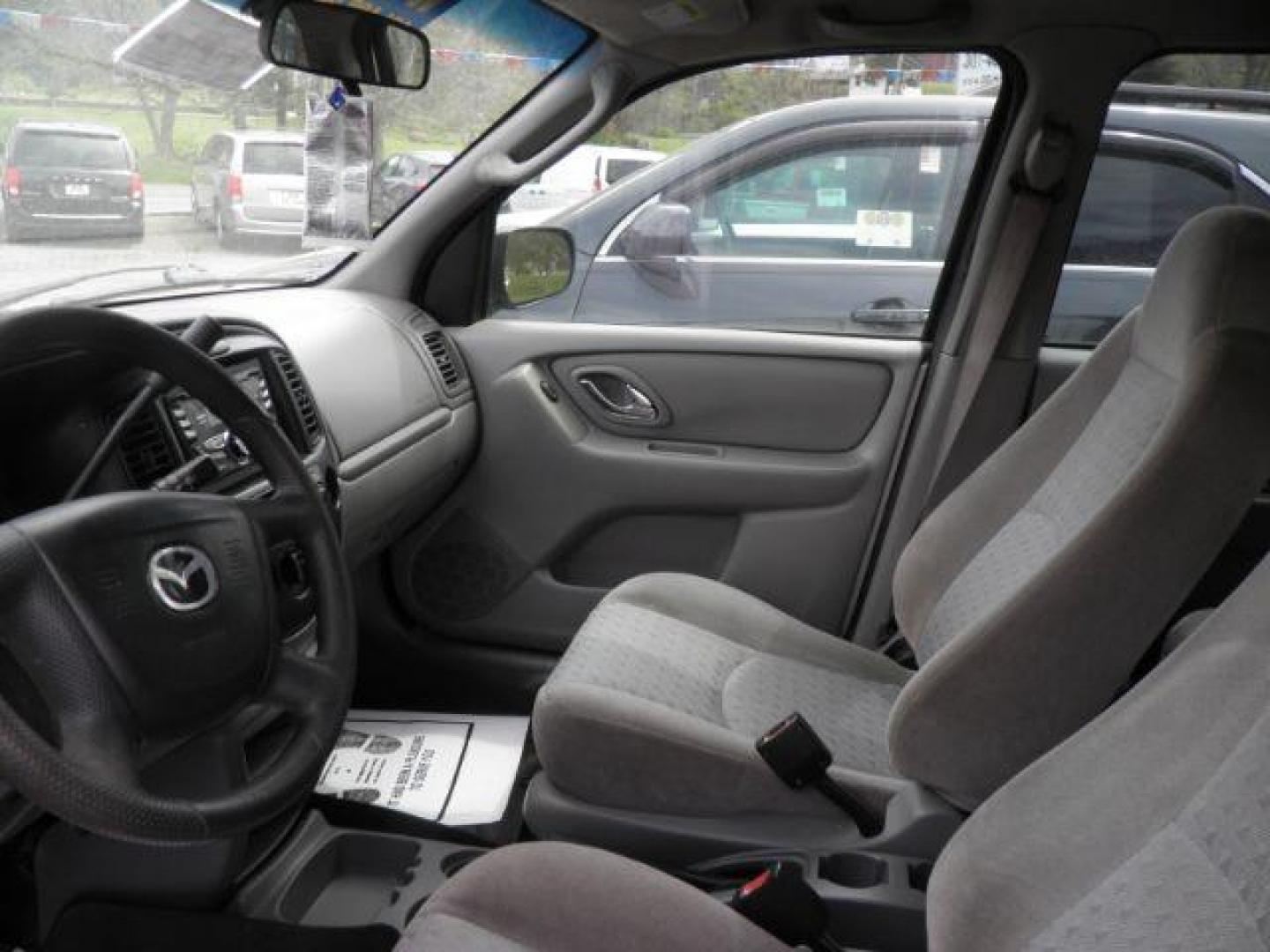 2001 SILVER Mazda Tribute DX V6 4WD (4F2YU06161K) with an 3.0 V6 engine, AT transmission, located at 19521 New George's Creek Rd SW, Barton, MD, 21521, (301) 463-2404, 39.524323, -79.017906 - Photo#1