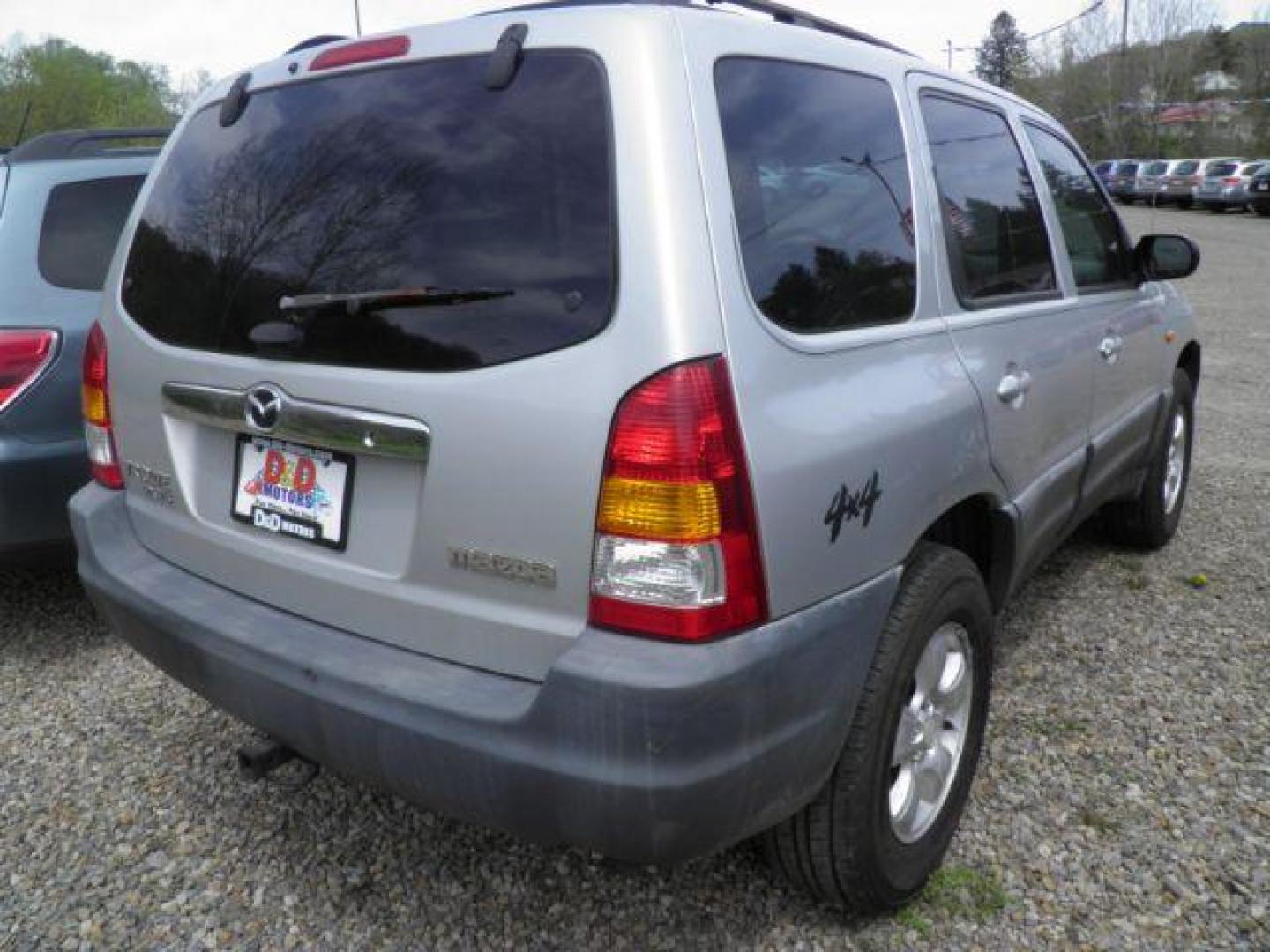 2001 SILVER Mazda Tribute DX V6 4WD (4F2YU06161K) with an 3.0 V6 engine, AT transmission, located at 19521 New George's Creek Rd SW, Barton, MD, 21521, (301) 463-2404, 39.524323, -79.017906 - Photo#4