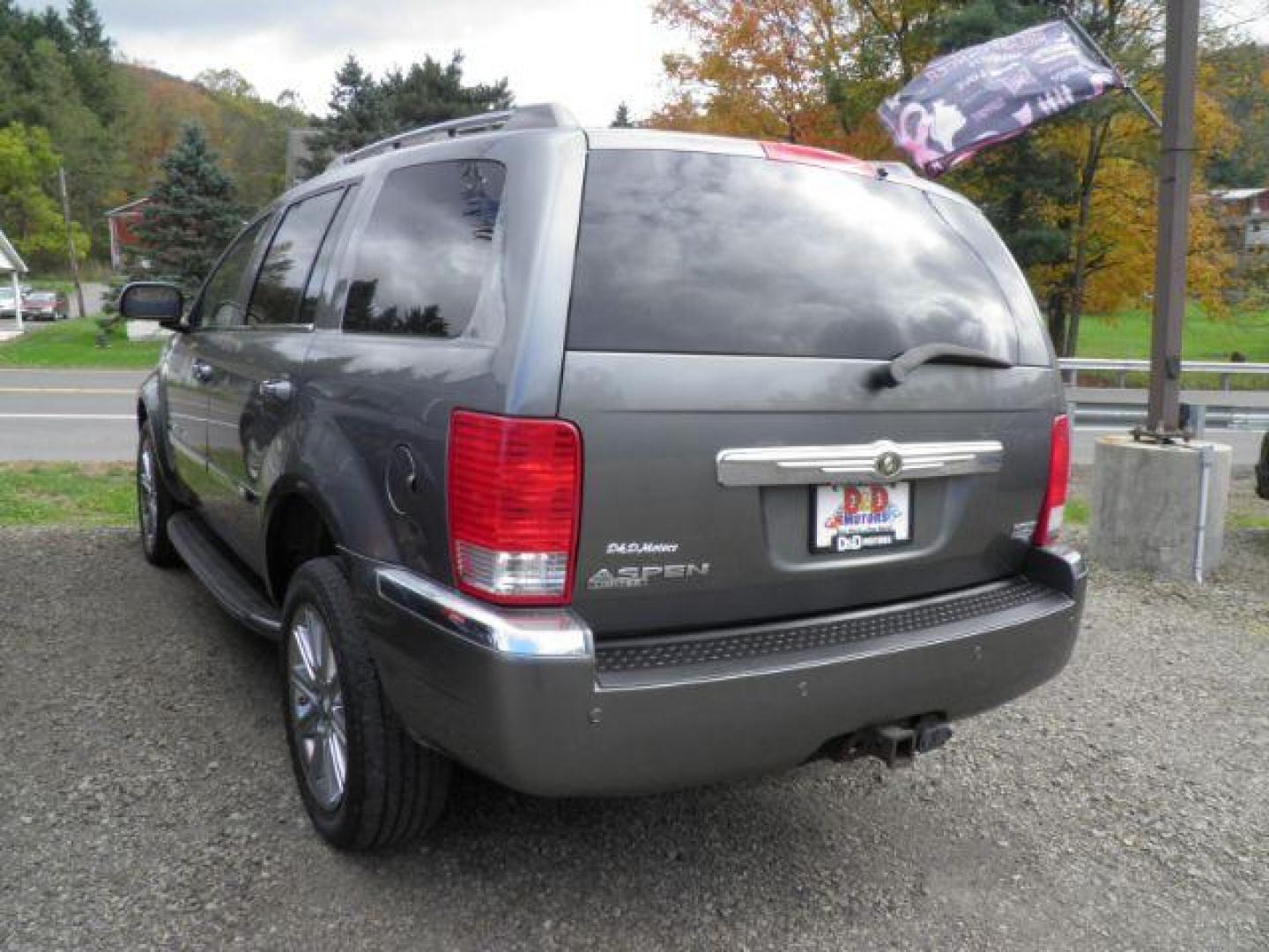 2007 GRAY Chrysler Aspen Limited 4WD (1A8HW58297F) with an 5.7 V8 engine, AT transmission, located at 19521 New George's Creek Rd SW, Barton, MD, 21521, (301) 463-2404, 39.524323, -79.017906 - Photo#6