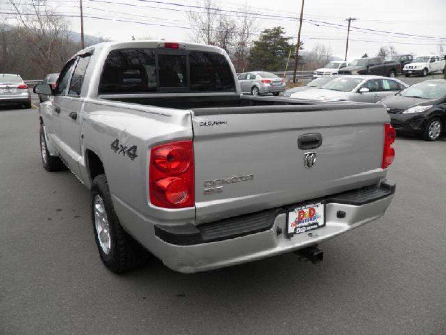 2007 GRAY DODGE DAKOTA SLT Quad Cab 4WD (1D7HW48K07S) with an 3.7L V6 engine, AT transmission, located at 15520 McMullen Hwy SW, Belair, MD, 21502, (301) 729-3700, 39.581375, -78.846451 - Photo#4