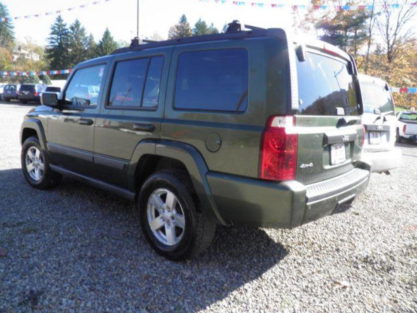 2007 GREEN JEEP COMMANDER Sport 4WD (1J8HG48KX7C) with an 3.7l V6 engine, AT transmission, located at 19521 New George's Creek Rd SW, Barton, MD, 21521, (301) 463-2404, 39.524323, -79.017906 - Photo#6