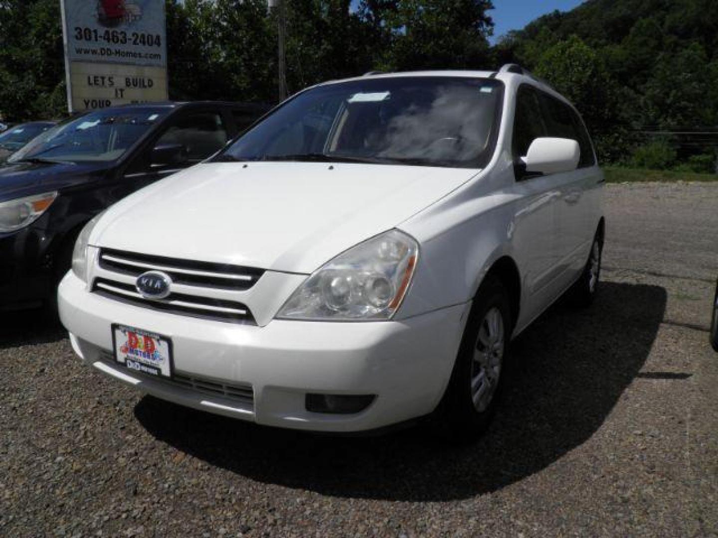 2007 White Kia Sedona Base SWB (KNDMB133276) with an 3.8 V6 engine, AT transmission, located at 15520 McMullen Hwy SW, Belair, MD, 21502, (301) 729-3700, 39.581375, -78.846451 - Photo#0