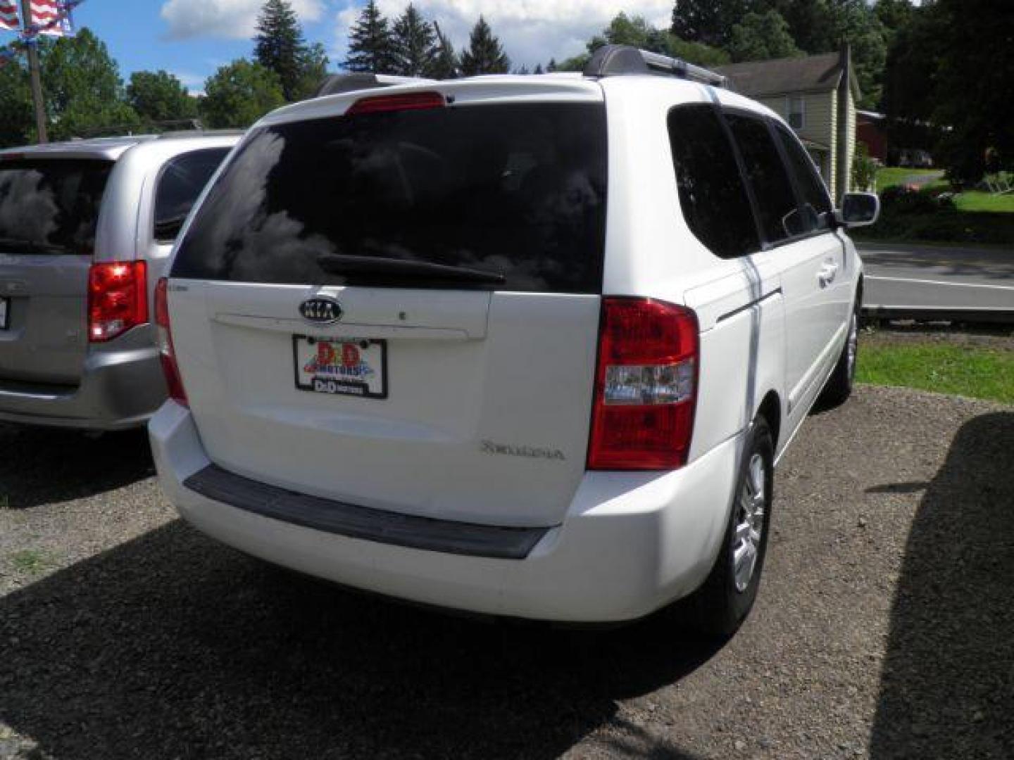 2007 White Kia Sedona Base SWB (KNDMB133276) with an 3.8 V6 engine, AT transmission, located at 15520 McMullen Hwy SW, Belair, MD, 21502, (301) 729-3700, 39.581375, -78.846451 - Photo#4