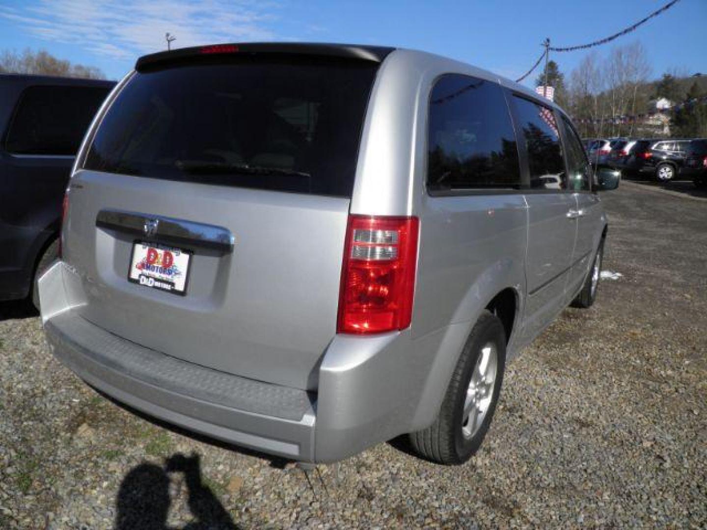 2008 SILVER Dodge Grand Caravan SXT (2D8HN54P08R) with an 3.8 V6 engine, AT transmission, located at 19521 New George's Creek Rd SW, Barton, MD, 21521, (301) 463-2404, 39.524323, -79.017906 - Photo#4