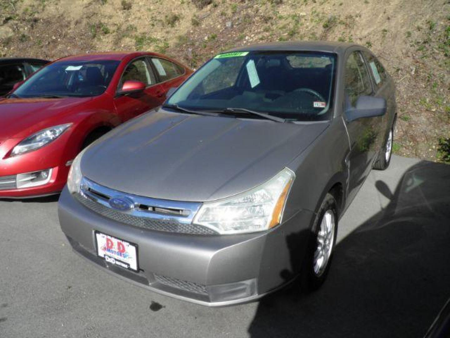 2008 GRAY FORD FOCUS SE Coupe (1FAHP33N18W) with an 2.0L L4 engine, MAN transmission, located at 15520 McMullen Hwy SW, Belair, MD, 21502, (301) 729-3700, 39.581375, -78.846451 - Photo#0