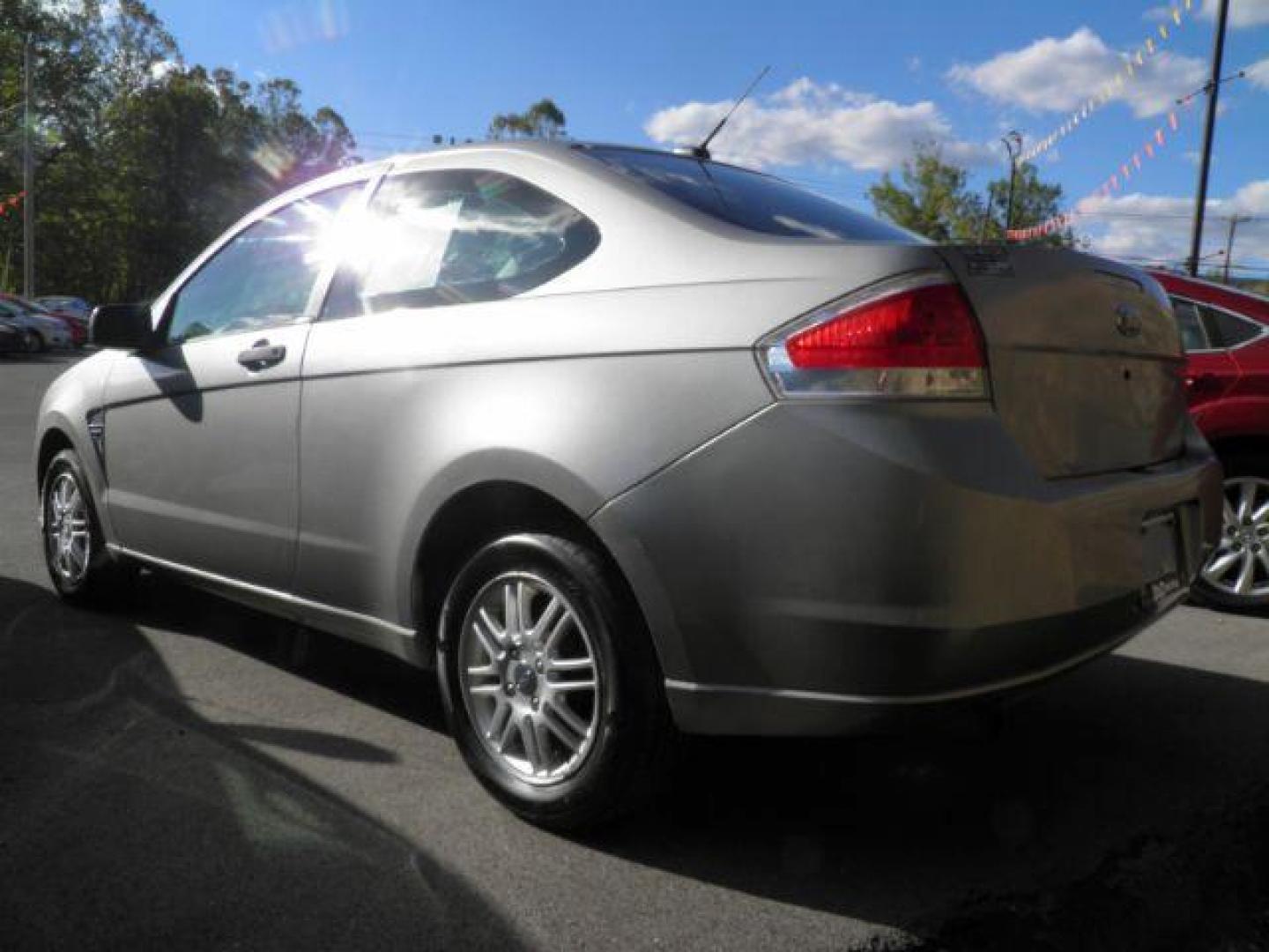 2008 GRAY FORD FOCUS SE Coupe (1FAHP33N18W) with an 2.0L L4 engine, MAN transmission, located at 15520 McMullen Hwy SW, Belair, MD, 21502, (301) 729-3700, 39.581375, -78.846451 - Photo#3