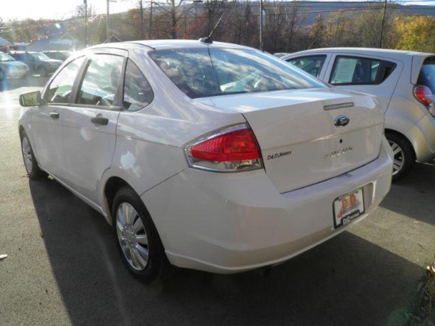 2008 WHITE FORD FOCUS S Sedan (1FAHP34NX8W) with an 2.0L L4 engine, AT transmission, located at 15520 McMullen Hwy SW, Belair, MD, 21502, (301) 729-3700, 39.581375, -78.846451 - Photo#4