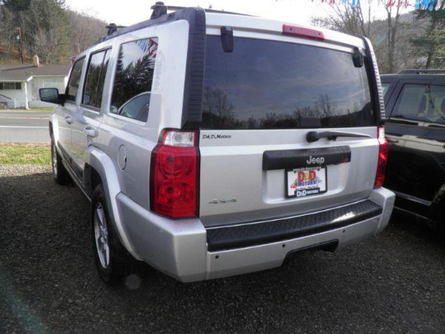 2008 SILVER Jeep Commander Sport 4WD (1J8HG48KX8C) with an 6 engine, AT transmission, located at 19521 New George's Creek Rd SW, Barton, MD, 21521, (301) 463-2404, 39.524323, -79.017906 - Photo#5