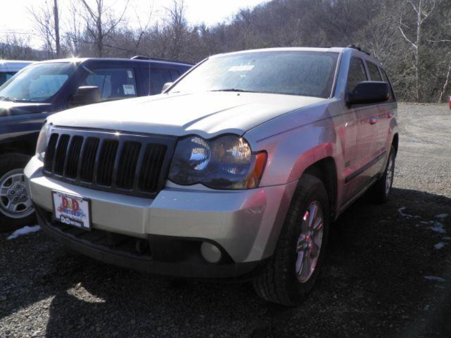 2008 GRAY Jeep Grand Cherokee Laredo 4WD (1J8GR48KX8C) with an 3.7L V6 engine, AT transmission, located at 19521 New George's Creek Rd SW, Barton, MD, 21521, (301) 463-2404, 39.524323, -79.017906 - Photo#0