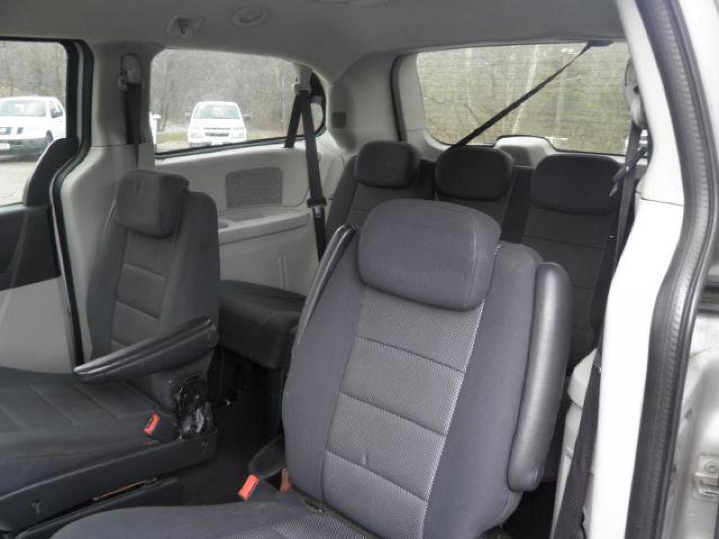 2009 GRAY Dodge Grand Caravan SXT (2D8HN54189R) , AT transmission, located at 19521 New George's Creek Rd SW, Barton, MD, 21521, (301) 463-2404, 39.524323, -79.017906 - Photo#3