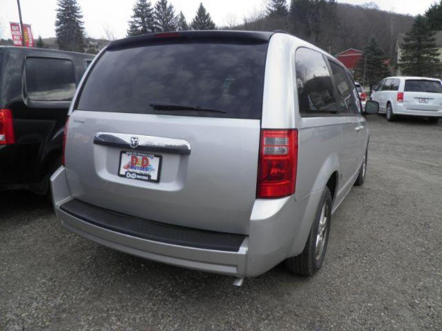 2009 GRAY Dodge Grand Caravan SXT (2D8HN54189R) , AT transmission, located at 19521 New George's Creek Rd SW, Barton, MD, 21521, (301) 463-2404, 39.524323, -79.017906 - Photo#5