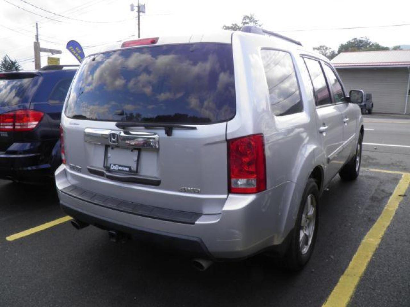 2009 SILVER HONDA PILOT EX-L 4WD (5FNYF48589B) with an 3.5L V6 engine, AT transmission, located at 15520 McMullen Hwy SW, Belair, MD, 21502, (301) 729-3700, 39.581375, -78.846451 - Photo#6