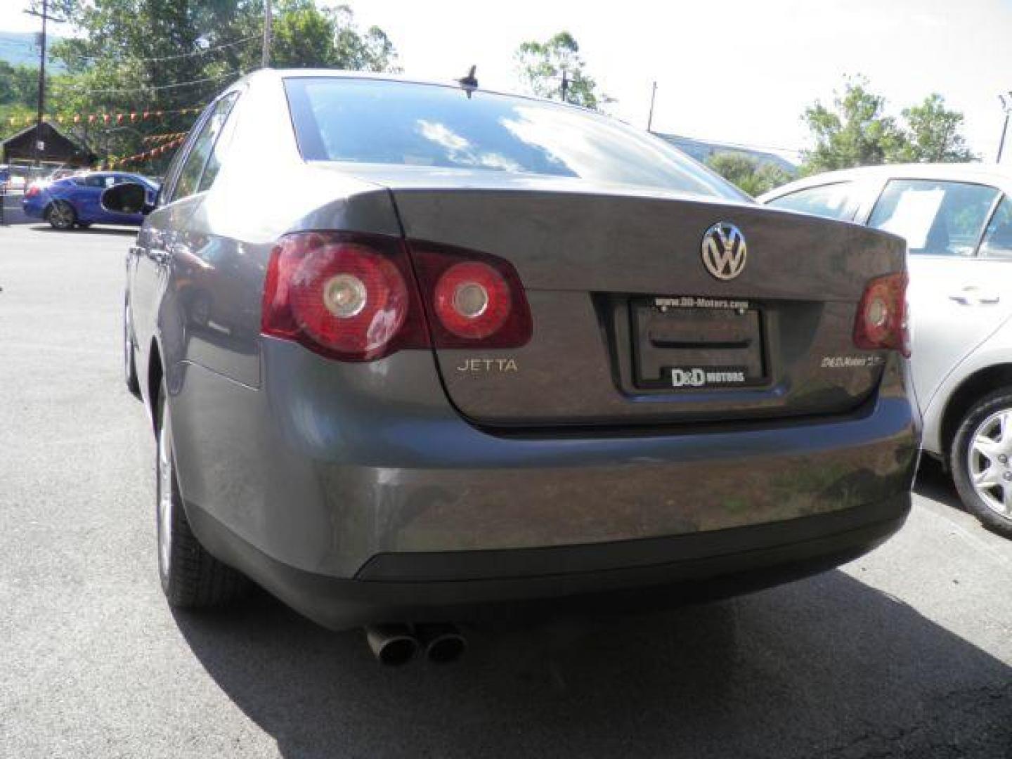 2009 GRAY VOLKSWAGON JETTA SEL (3VWRM71K39M) with an 2.5L L5 DOHC 20V engine, AT transmission, located at 15520 McMullen Hwy SW, Belair, MD, 21502, (301) 729-3700, 39.581375, -78.846451 - Photo#4