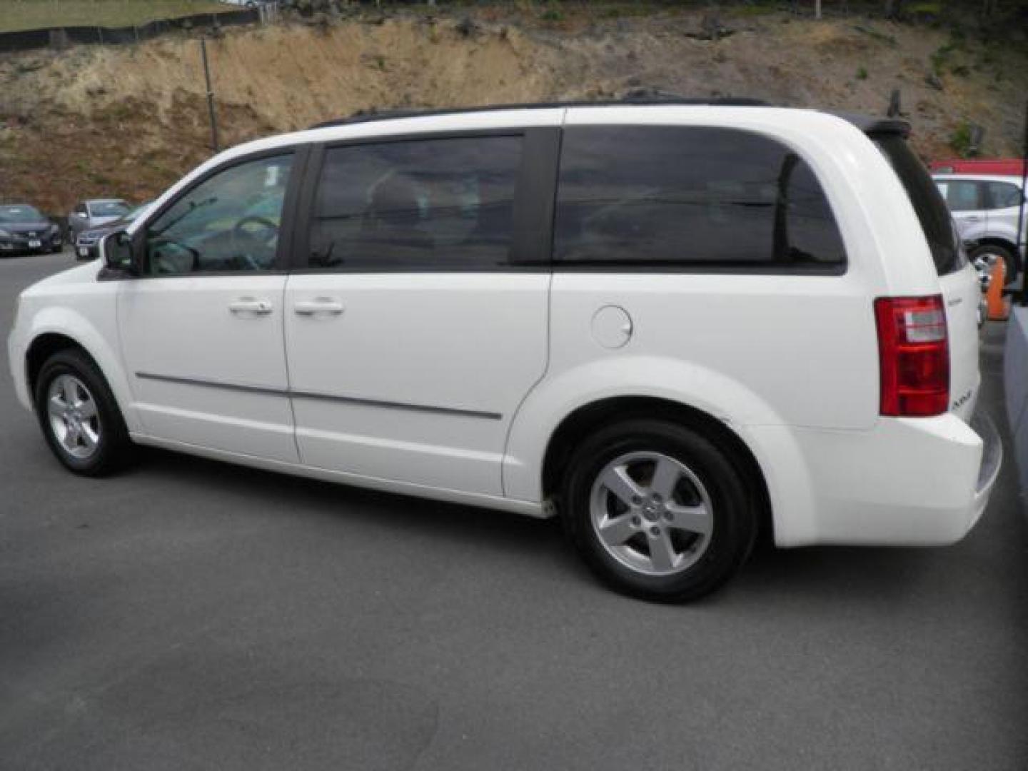 2010 WHITE Dodge Grand Caravan VAN (2D4RN5D14AR) with an 3.8 V6 engine, AT transmission, located at 15520 McMullen Hwy SW, Belair, MD, 21502, (301) 729-3700, 39.581375, -78.846451 - Photo#5