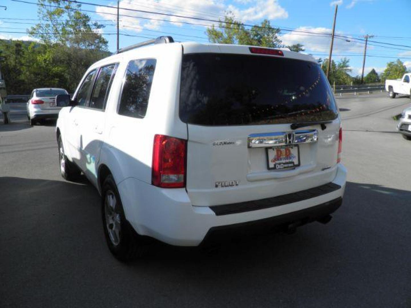 2010 WHITE HONDA PILOT EX-L 4WD 5-Spd AT (5FNYF4H5XAB) with an 3.5L V6 engine, AT transmission, located at 15520 McMullen Hwy SW, Belair, MD, 21502, (301) 729-3700, 39.581375, -78.846451 - Photo#6