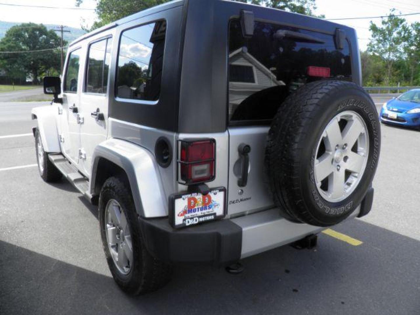 2010 SILVER Jeep Wrangler Unlimited Sahara 4WD (1J4HA5H15AL) with an 3.8 V6 engine, AT transmission, located at 15520 McMullen Hwy SW, Belair, MD, 21502, (301) 729-3700, 39.581375, -78.846451 - Photo#4