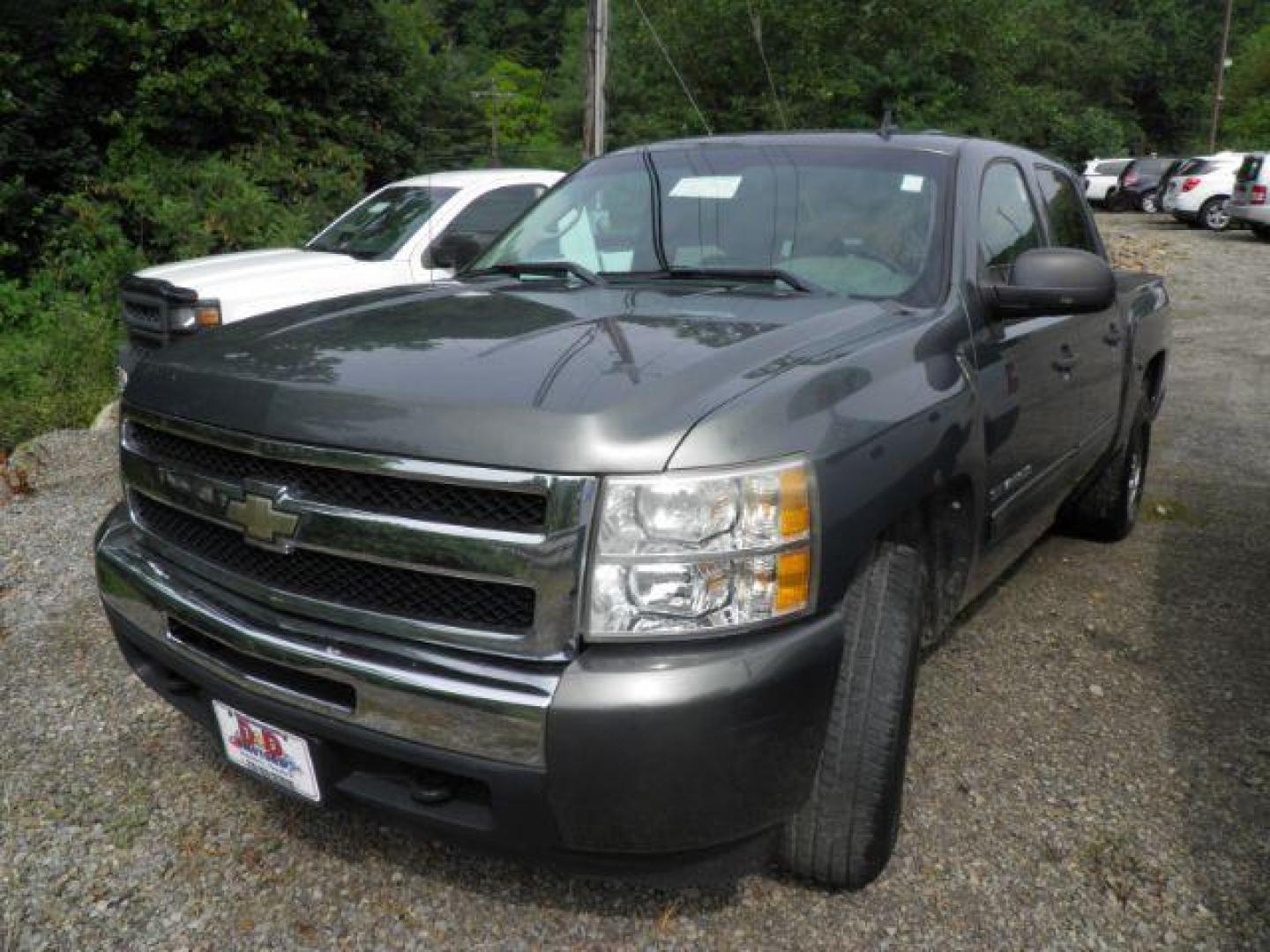 2011 GRAY Chevrolet Silverado 1500 LS Crew Cab Short Box 4WD (3GCPKREA5BG) with an 4.8L V8 engine, AT transmission, located at 19521 New George's Creek Rd SW, Barton, MD, 21521, (301) 463-2404, 39.524323, -79.017906 - Photo#0