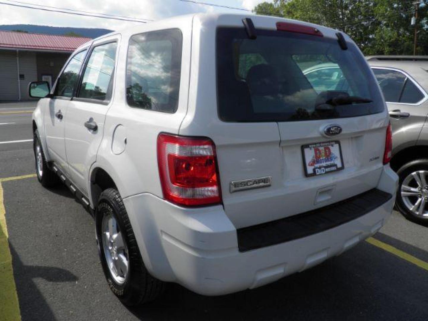 2011 WHITE Ford Escape XLS 4WD AT (1FMCU9C73BK) with an 2.5l L4 engine, AT transmission, located at 19521 New George's Creek Rd SW, Barton, MD, 21521, (301) 463-2404, 39.524323, -79.017906 - Photo#5