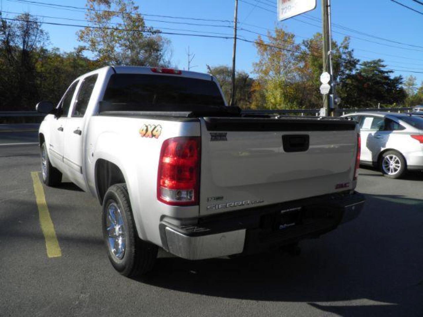 2011 SILVER GMC SIERRA 1500 SLE Crew Cab 4WD (3GTP2VE37BG) with an 5.3L V8 engine, AT transmission, located at 15520 McMullen Hwy SW, Belair, MD, 21502, (301) 729-3700, 39.581375, -78.846451 - Photo#4