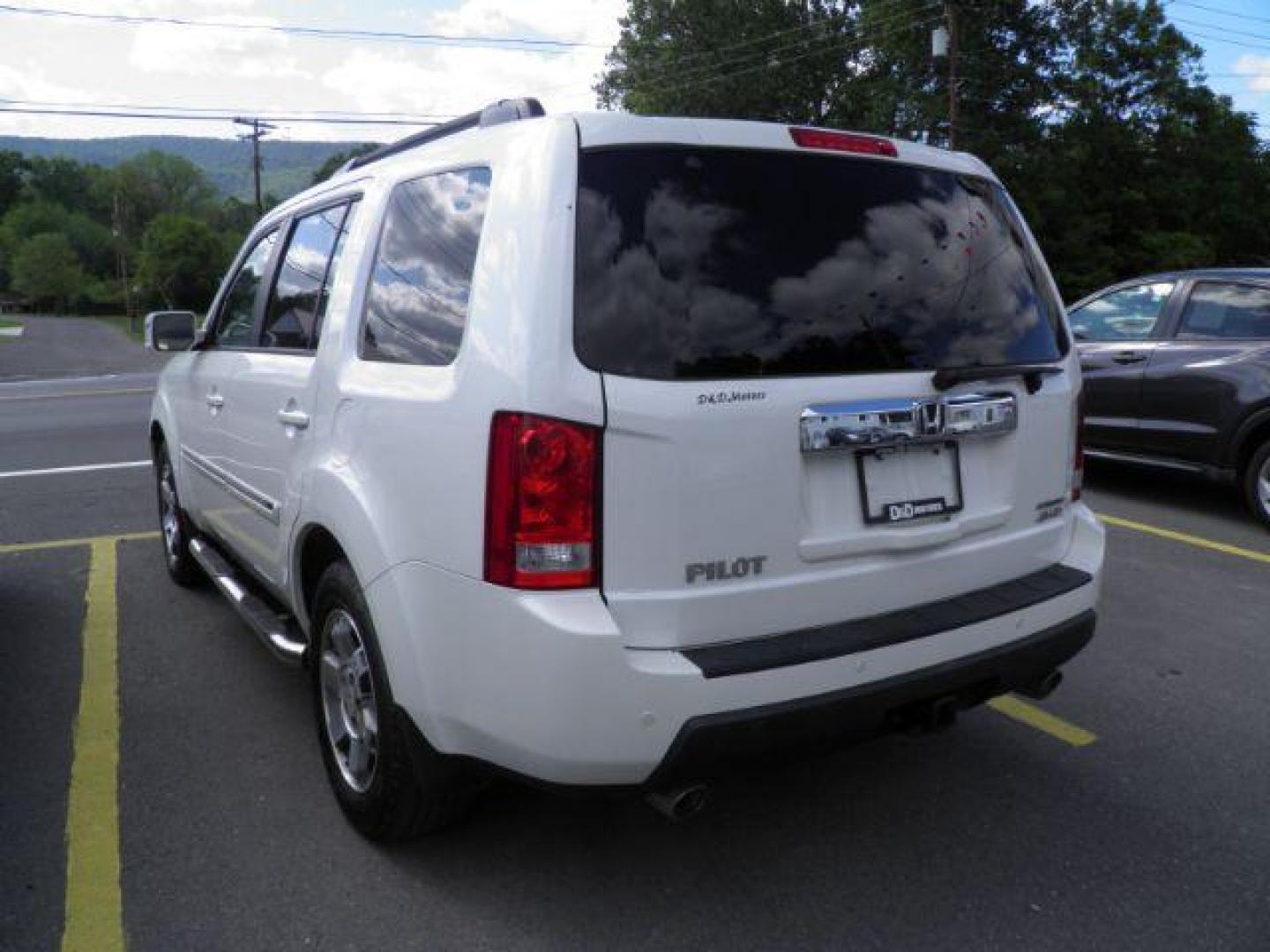 2011 WHITE Honda Pilot Touring 4WD 5-Spd AT (5FNYF4H99BB) with an 3.5L V6 engine, AT transmission, located at 15520 McMullen Hwy SW, Belair, MD, 21502, (301) 729-3700, 39.581375, -78.846451 - Photo#6