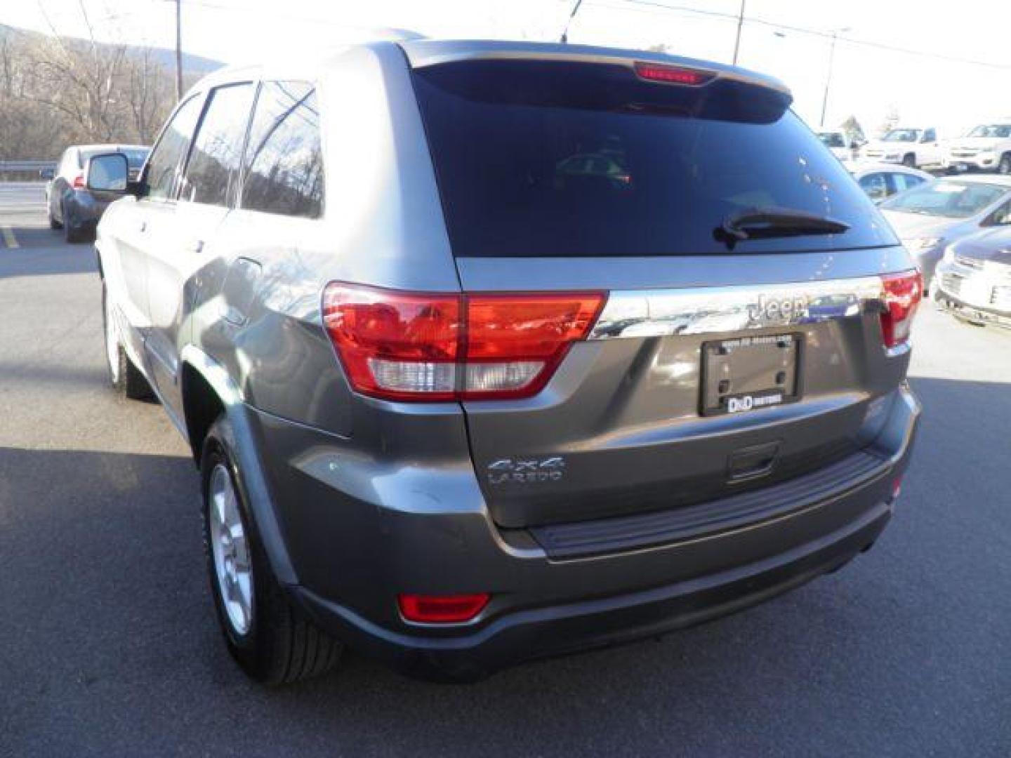 2011 GRAY Jeep Grand Cherokee Laredo 4WD (1J4RR4GG8BC) with an 3.6L V6 engine, AT transmission, located at 15520 McMullen Hwy SW, Belair, MD, 21502, (301) 729-3700, 39.581375, -78.846451 - Photo#5