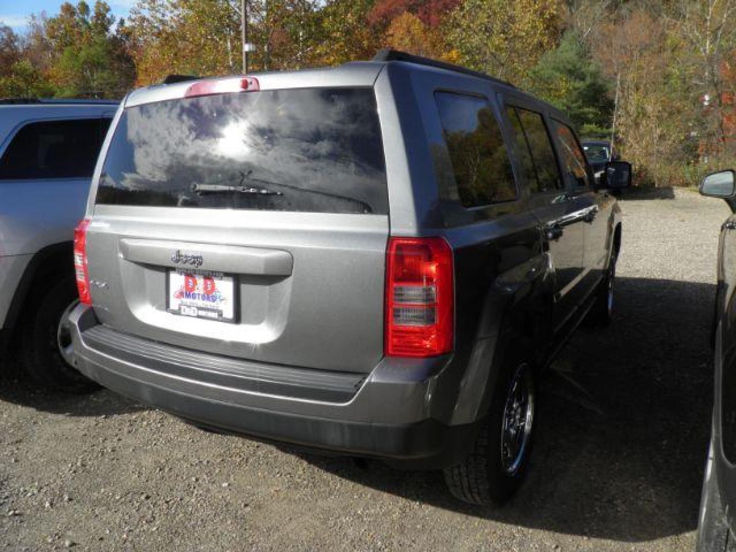 2011 GRAY Jeep Patriot 4WD (1J4NF1GB3BD) with an 2.4L L4 engine, CVT transmission, located at 19521 New George's Creek Rd SW, Barton, MD, 21521, (301) 463-2404, 39.524323, -79.017906 - Photo#5