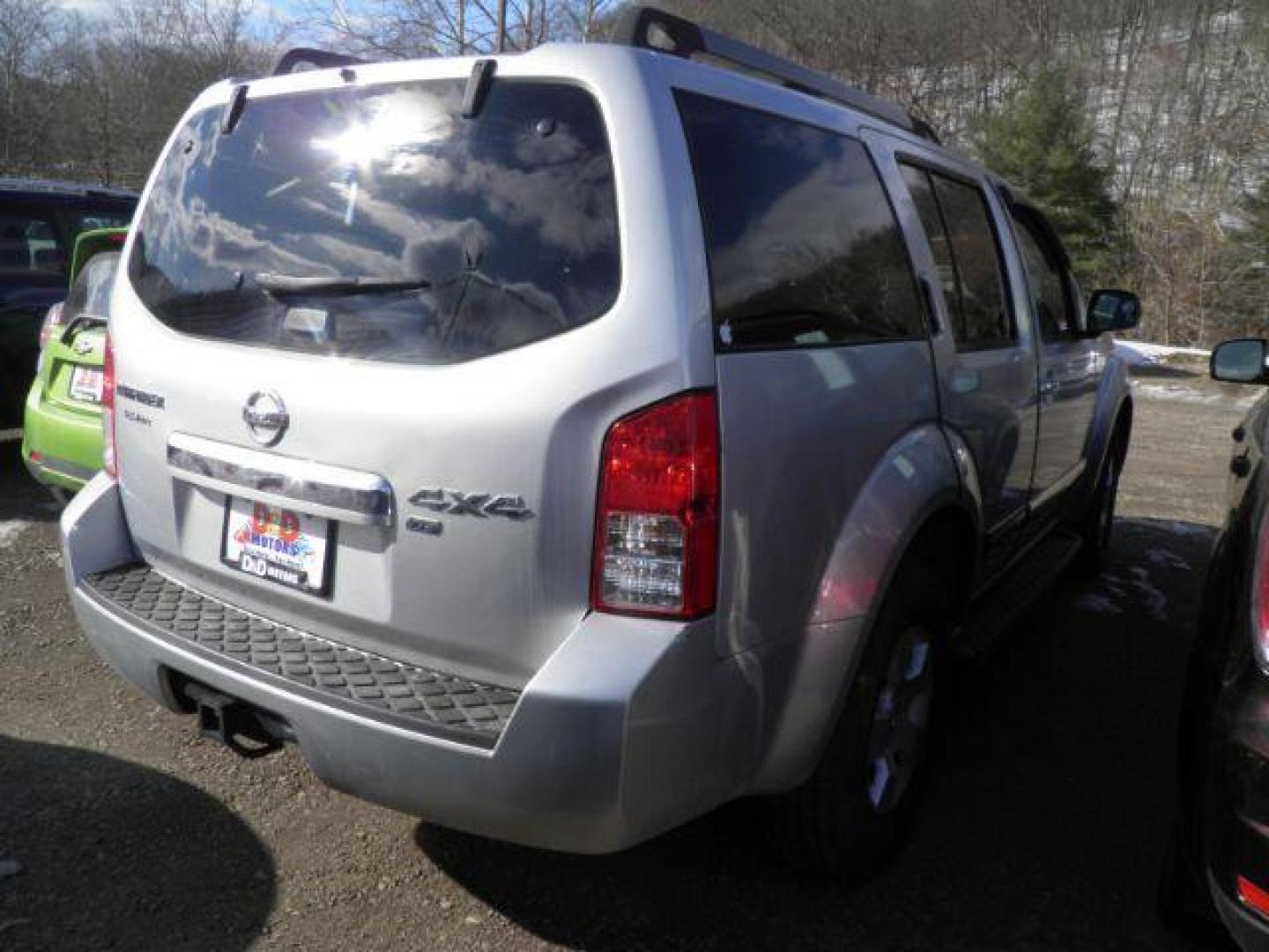 2011 SILVER Nissan Pathfinder S 4WD (5N1AR1NB7BC) with an 4.0 V6 engine, AT transmission, located at 15520 McMullen Hwy SW, Belair, MD, 21502, (301) 729-3700, 39.581375, -78.846451 - Photo#6