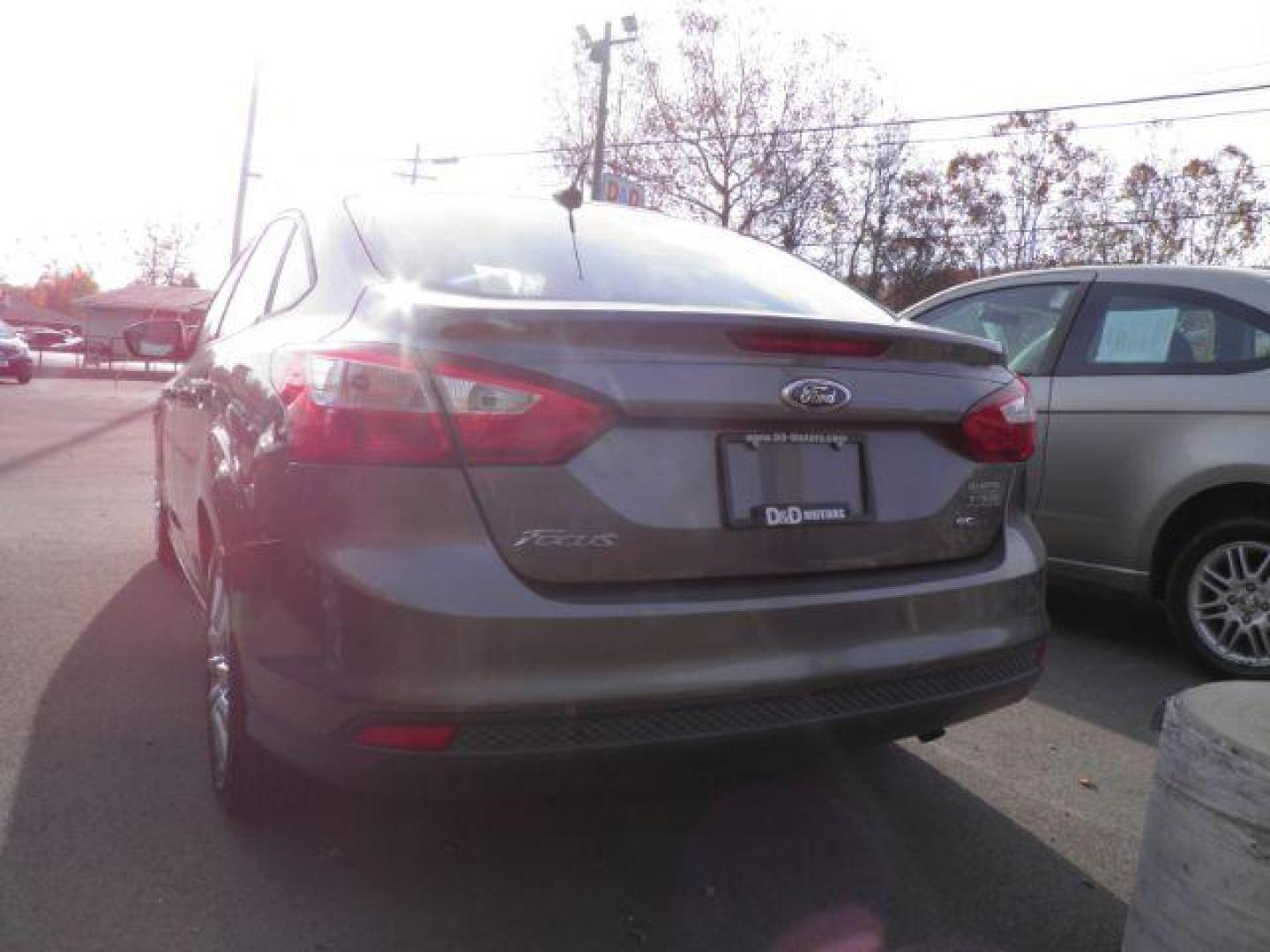 2012 GRAY FORD FOCUS SE Sedan (1FAHP3F23CL) with an 2.0L L4 engine, AT transmission, located at 15520 McMullen Hwy SW, Belair, MD, 21502, (301) 729-3700, 39.581375, -78.846451 - Photo#4