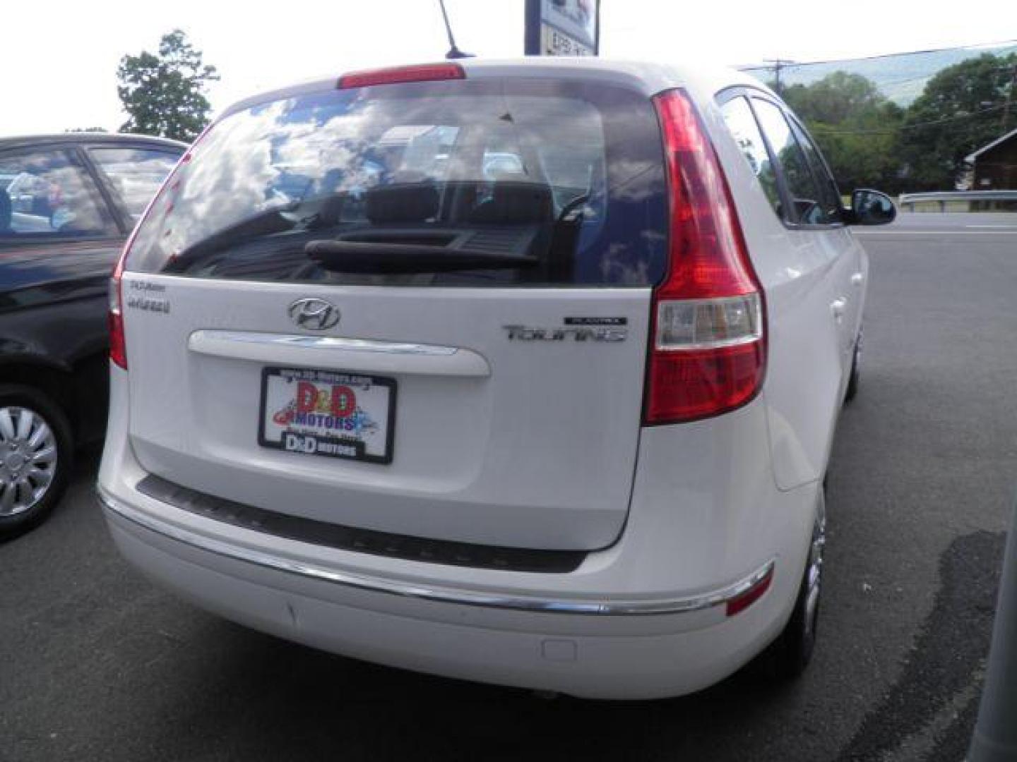 2012 WHITE Hyundai Elantra Touring SE Automatic (KMHDB8AE4CU) with an 2.0L L4 engine, AT transmission, located at 15520 McMullen Hwy SW, Belair, MD, 21502, (301) 729-3700, 39.581375, -78.846451 - Photo#5