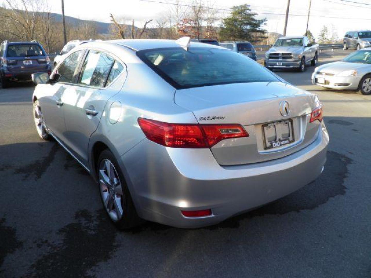 2013 SILVER Acura ILX 5-Spd AT w/ Technology Package (19VDE1F70DE) with an 2.0L L4 engine, AT transmission, located at 15520 McMullen Hwy SW, Belair, MD, 21502, (301) 729-3700, 39.581375, -78.846451 - Photo#4