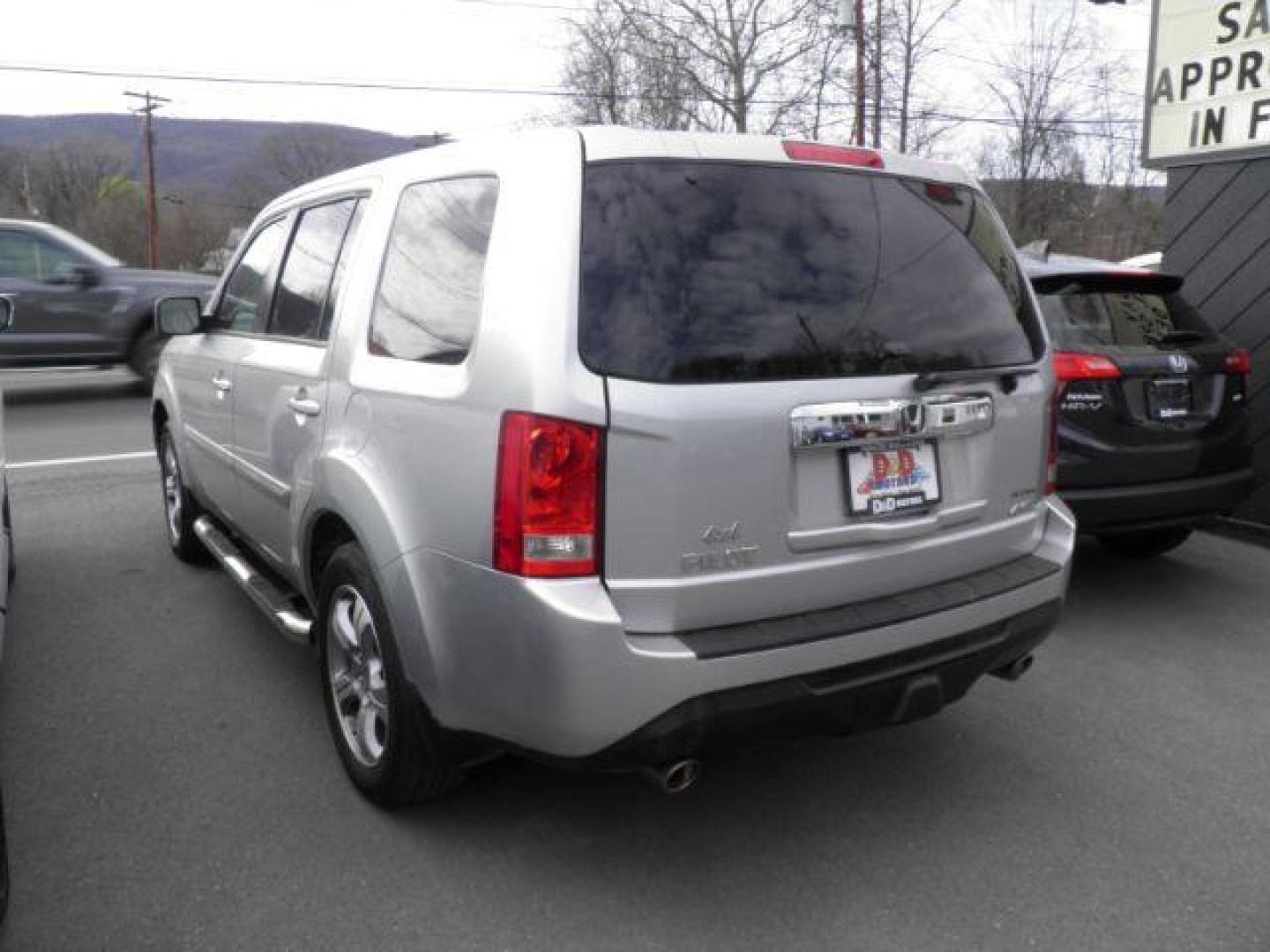 2013 SILVER Honda Pilot EX-L 4WD 5-Spd AT with DVD (5FNYF4H63DB) with an 3.5L V6 engine, AT transmission, located at 15520 McMullen Hwy SW, Belair, MD, 21502, (301) 729-3700, 39.581375, -78.846451 - Photo#6