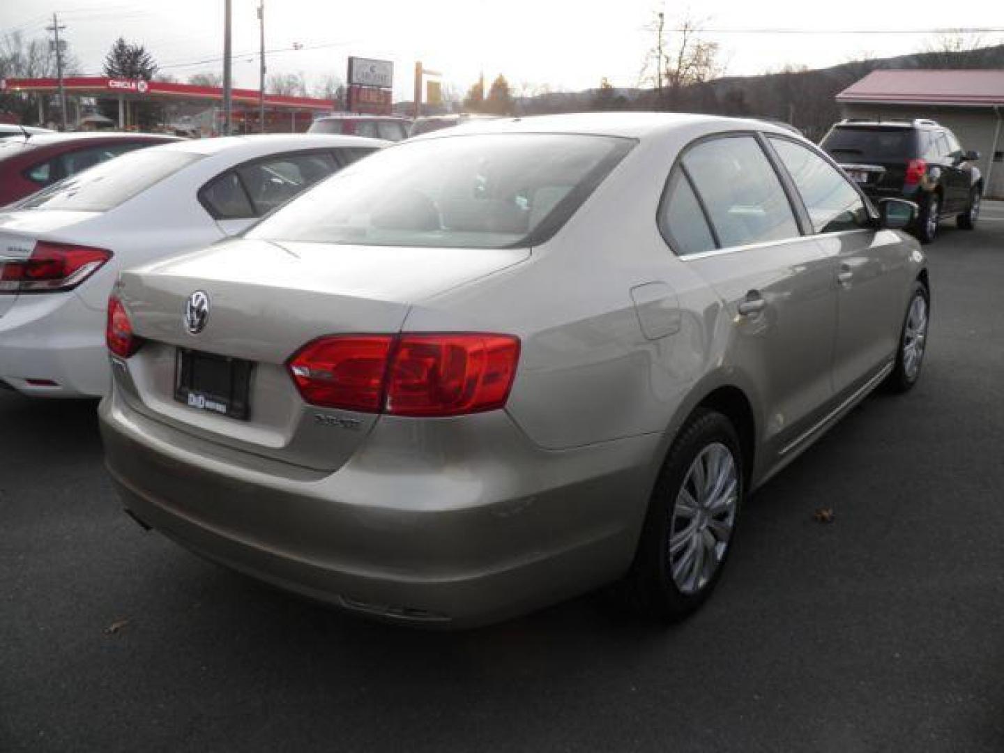 2013 GOLD Volkswagen Jetta SE (3VWDP7AJ8DM) with an 2.5 L4 engine, AT transmission, located at 15520 McMullen Hwy SW, Belair, MD, 21502, (301) 729-3700, 39.581375, -78.846451 - Photo#4