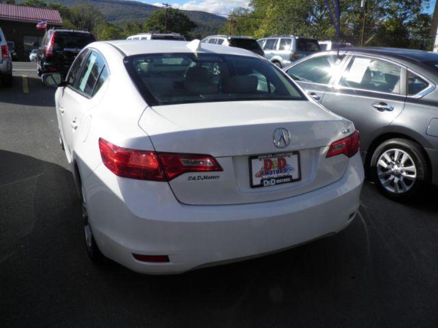 2014 WHITE ACURA ILX 4DR (19VDE1F78EE) with an 2.0L L4 engine, AT transmission, located at 15520 McMullen Hwy SW, Belair, MD, 21502, (301) 729-3700, 39.581375, -78.846451 - Photo#4