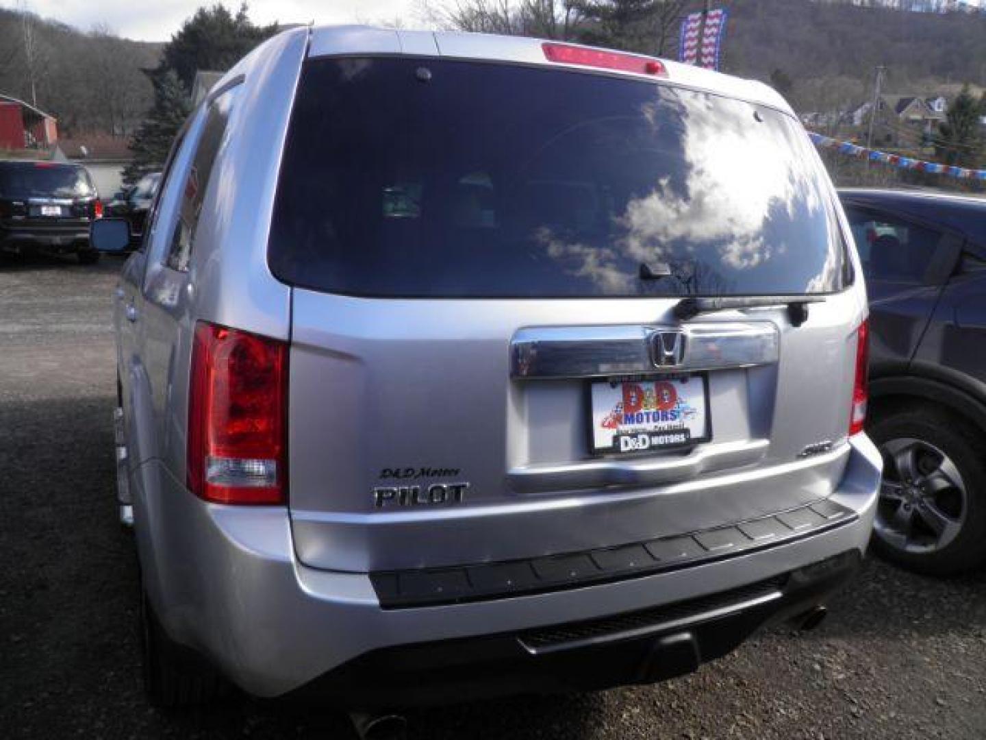 2014 Silver Honda Pilot EX-L (5FNYF4H52EB) with an 3.5L V6 engine, AT transmission, located at 19521 New George's Creek Rd SW, Barton, MD, 21521, (301) 463-2404, 39.524323, -79.017906 - Photo#6