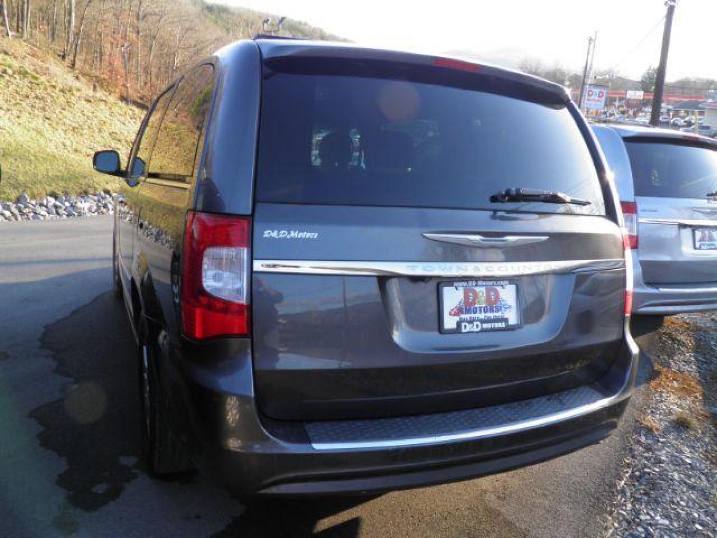 2015 GRAY Chrysler Town and Country Touring (2C4RC1BG2FR) with an 3.6L V6 DOHC 24V engine, AT transmission, located at 15520 McMullen Hwy SW, Belair, MD, 21502, (301) 729-3700, 39.581375, -78.846451 - Photo#5