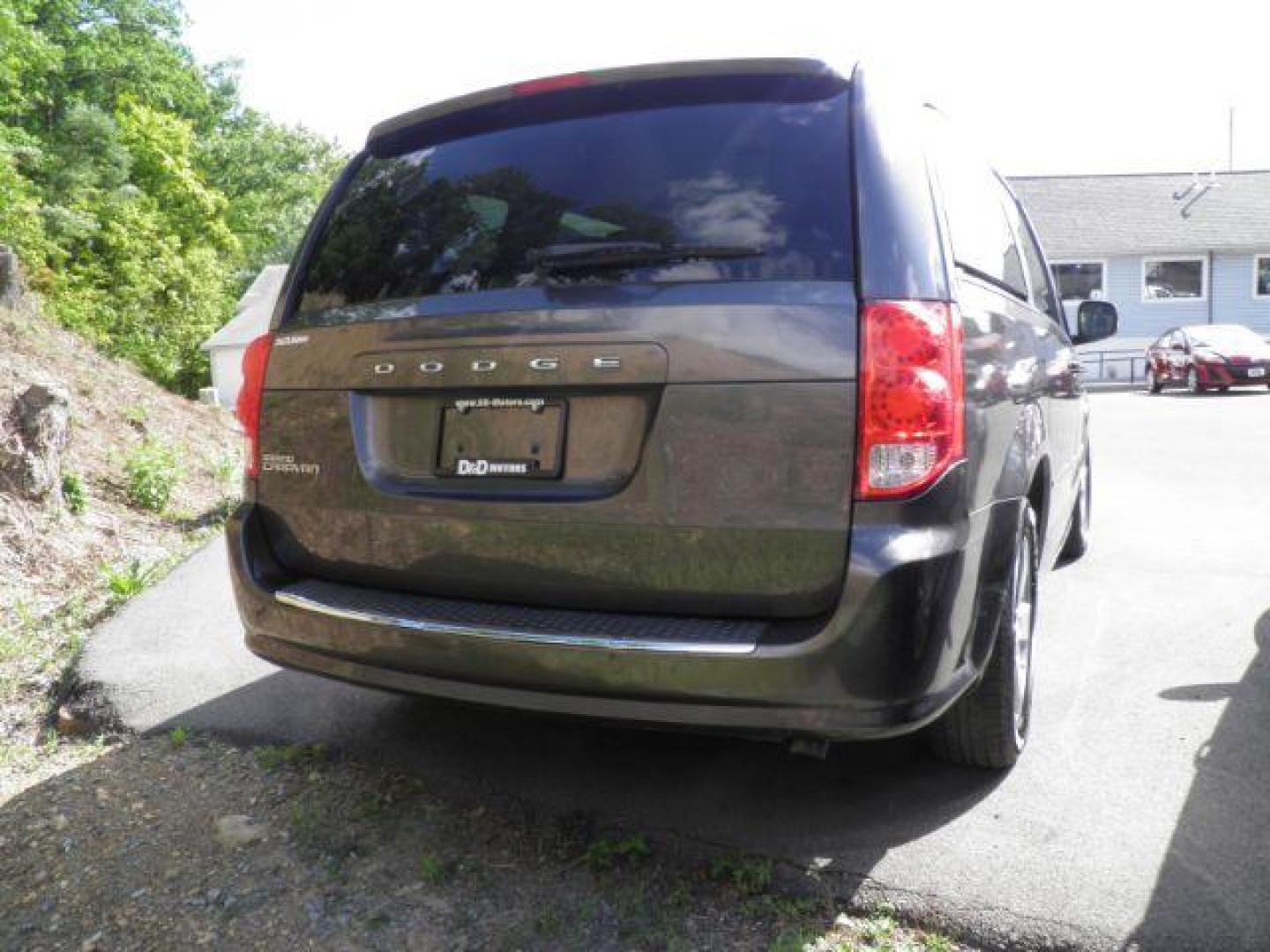 2015 GRAY Dodge Grand Caravan SE (2C4RDGBG0FR) with an 3.6L V6 DOHC 24V engine, AT transmission, located at 15520 McMullen Hwy SW, Belair, MD, 21502, (301) 729-3700, 39.581375, -78.846451 - Photo#5