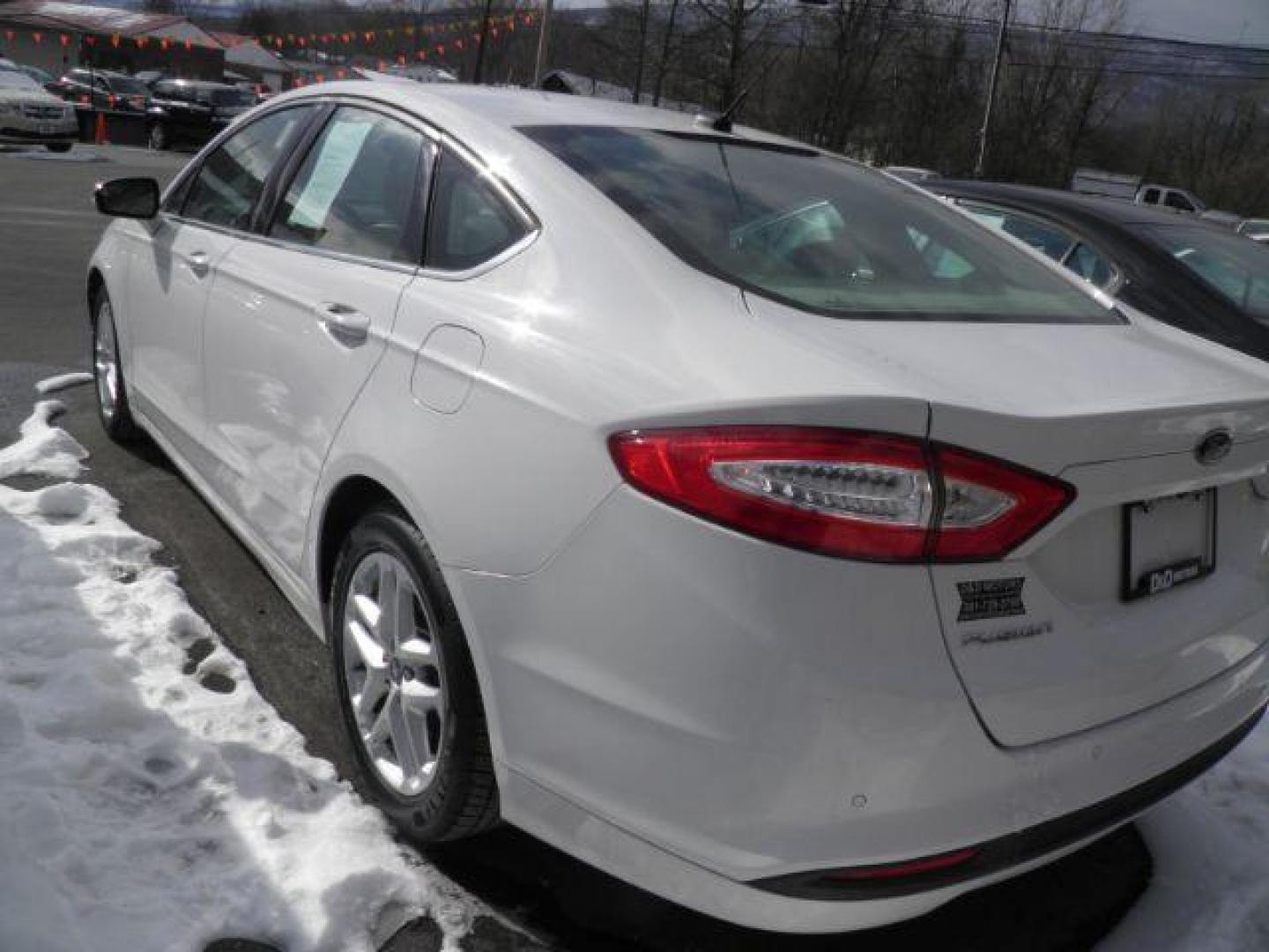 2015 WHITE FORD FUSION SE (3FA6P0H7XFR) with an 2.5 L4 engine, AT transmission, located at 15520 McMullen Hwy SW, Belair, MD, 21502, (301) 729-3700, 39.581375, -78.846451 - Photo#4