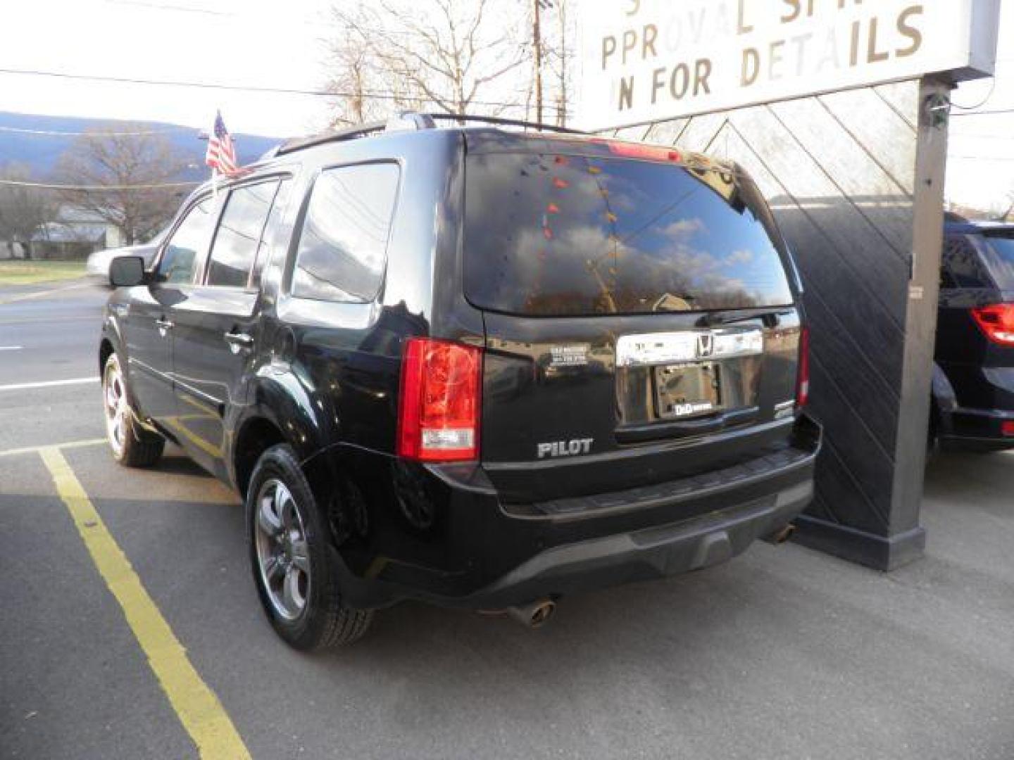 2015 BLACK HONDA PILOT SE 4WD (5FNYF4H3XFB) with an 3.5L V6 engine, AT transmission, located at 15520 McMullen Hwy SW, Belair, MD, 21502, (301) 729-3700, 39.581375, -78.846451 - Photo#6