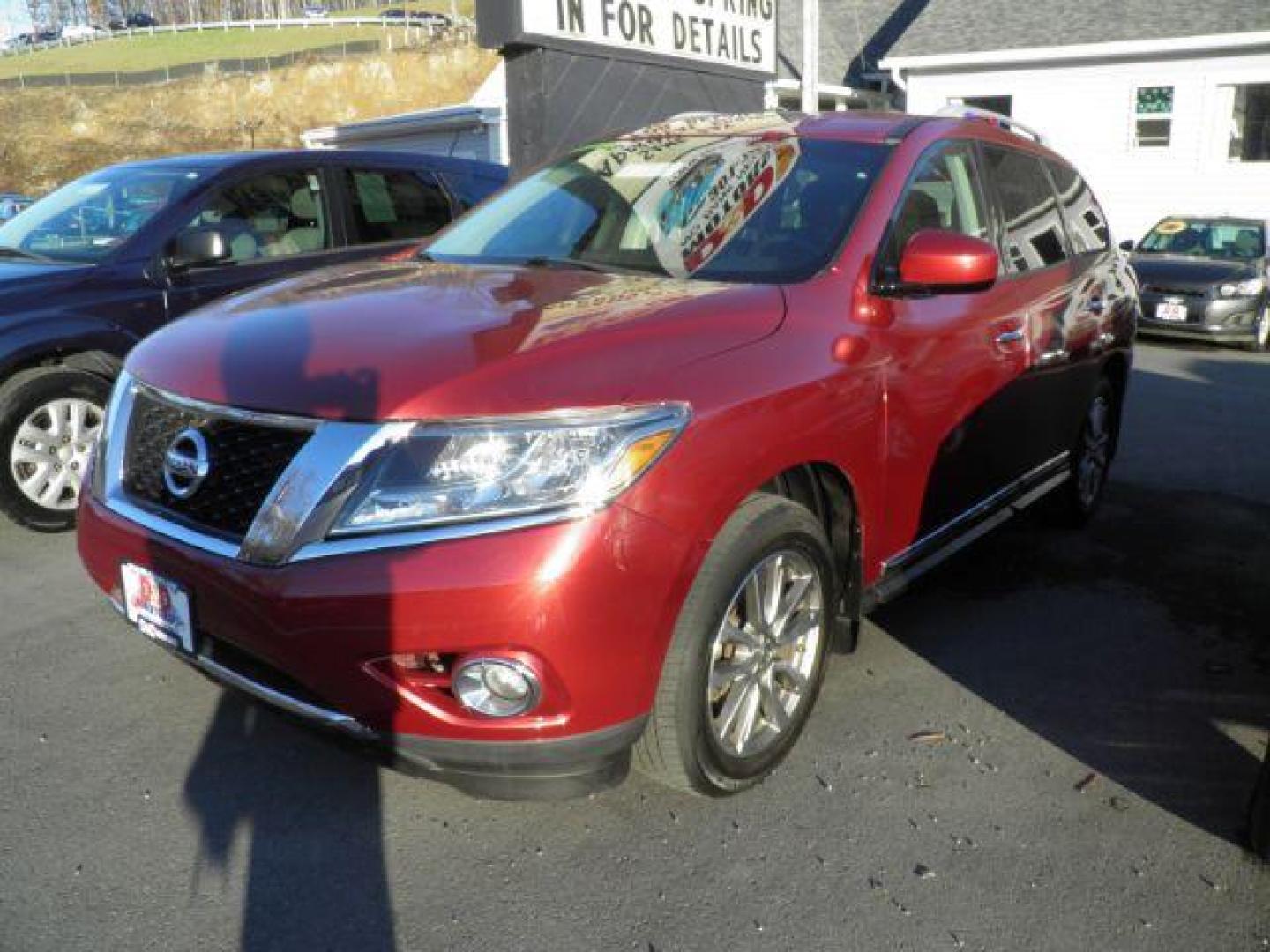 2015 RED Nissan Pathfinder SL 4WD (5N1AR2MM1FC) with an 3.5L V6 engine, AT transmission, located at 15520 McMullen Hwy SW, Belair, MD, 21502, (301) 729-3700, 39.581375, -78.846451 - Photo#0