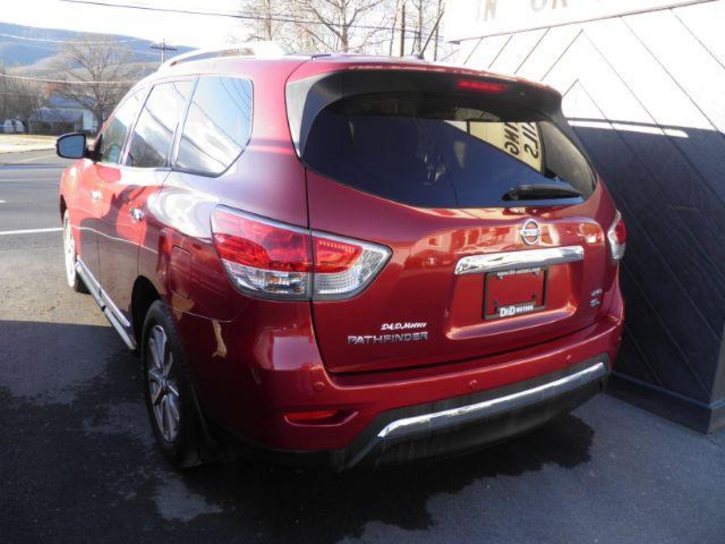 2015 RED Nissan Pathfinder SL 4WD (5N1AR2MM1FC) with an 3.5L V6 engine, AT transmission, located at 15520 McMullen Hwy SW, Belair, MD, 21502, (301) 729-3700, 39.581375, -78.846451 - Photo#6