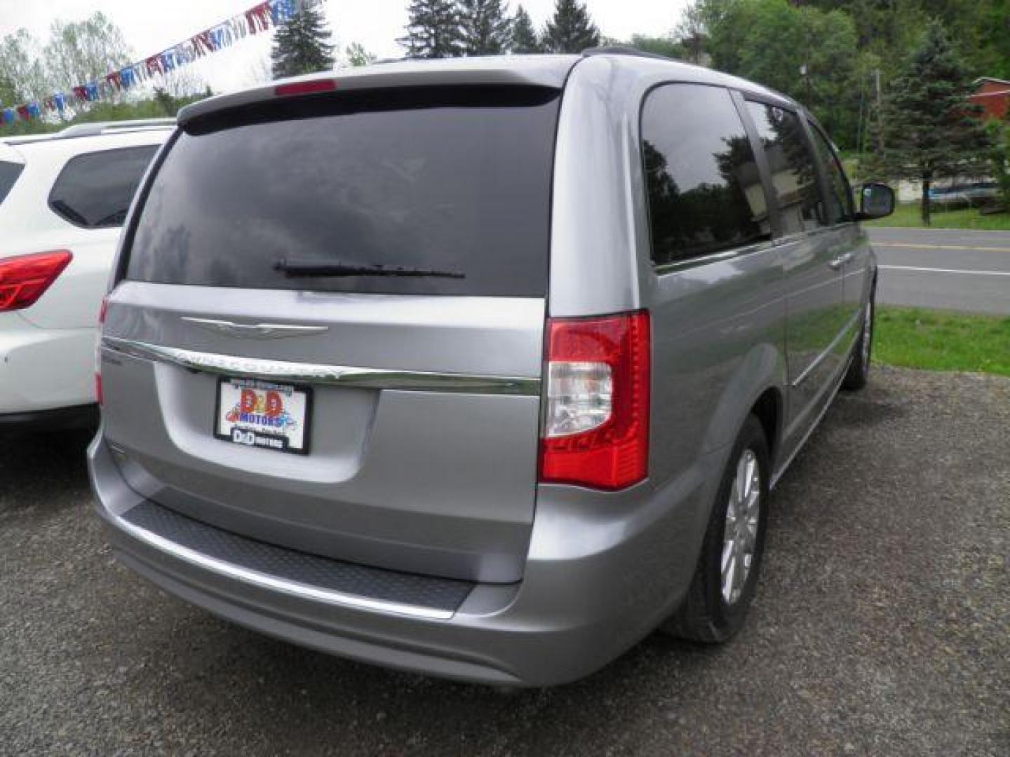 2016 SILVER Chrysler Town and Country Touring (2C4RC1BG8GR) with an 3.6L V6 engine, AT transmission, located at 19521 New George's Creek Rd SW, Barton, MD, 21521, (301) 463-2404, 39.524323, -79.017906 - Photo#5