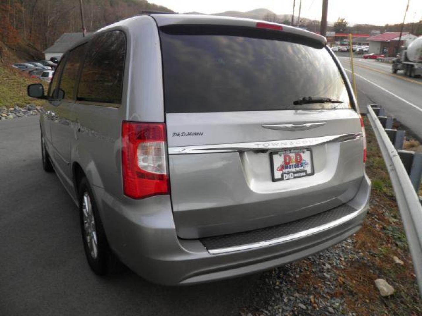 2016 SILVER Chrysler Town and Country Touring (2C4RC1BG9GR) with an 3.6L V6 engine, AT transmission, located at 15520 McMullen Hwy SW, Belair, MD, 21502, (301) 729-3700, 39.581375, -78.846451 - Photo#5