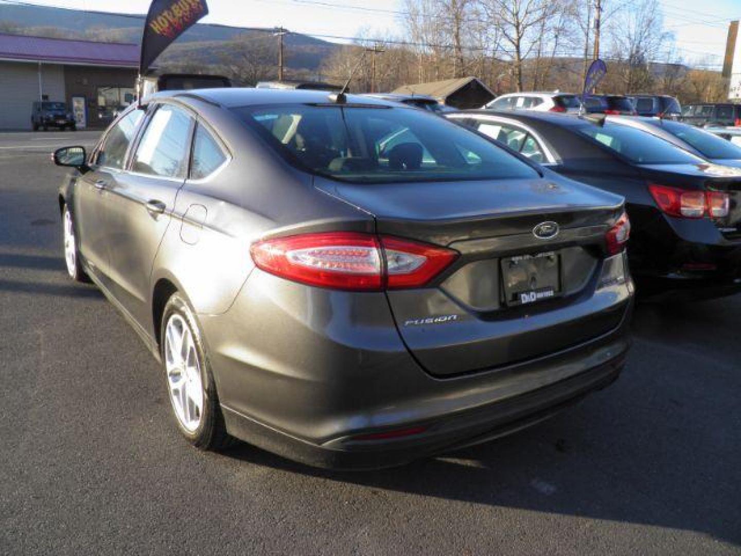 2016 GRAY FORD FUSION SE (3FA6P0H70GR) with an 2.5l L4 engine, AT transmission, located at 15520 McMullen Hwy SW, Belair, MD, 21502, (301) 729-3700, 39.581375, -78.846451 - Photo#4