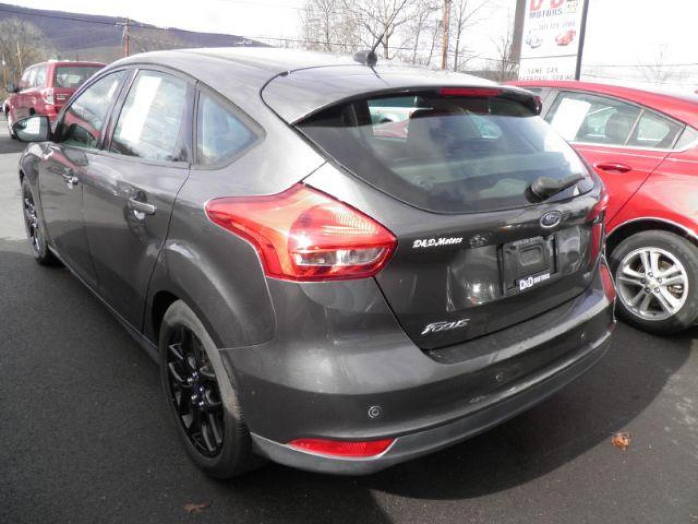 2016 GRAY Ford Focus SE Hatch (1FADP3K27GL) with an 2.0L L4 engine, AT transmission, located at 19521 New George's Creek Rd SW, Barton, MD, 21521, (301) 463-2404, 39.524323, -79.017906 - Photo#4