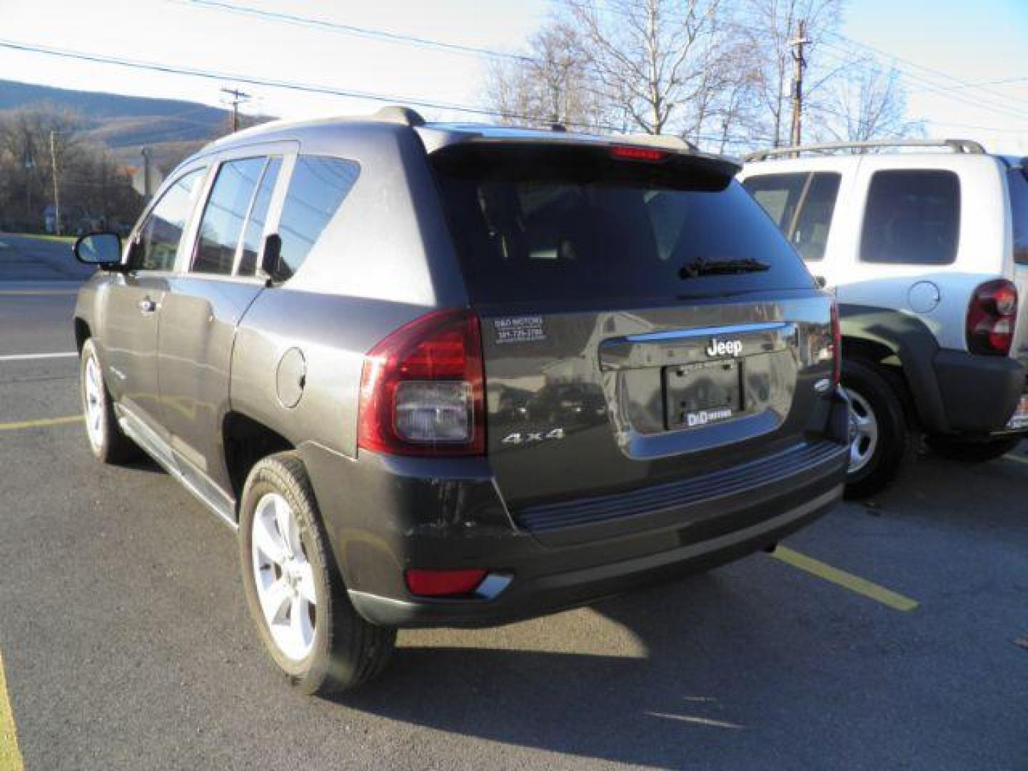 2016 GRAY JEEP COMPASS Latitude 4WD (1C4NJDEB7GD) with an 2.4L L4 engine, AT transmission, located at 15520 McMullen Hwy SW, Belair, MD, 21502, (301) 729-3700, 39.581375, -78.846451 - Photo#5