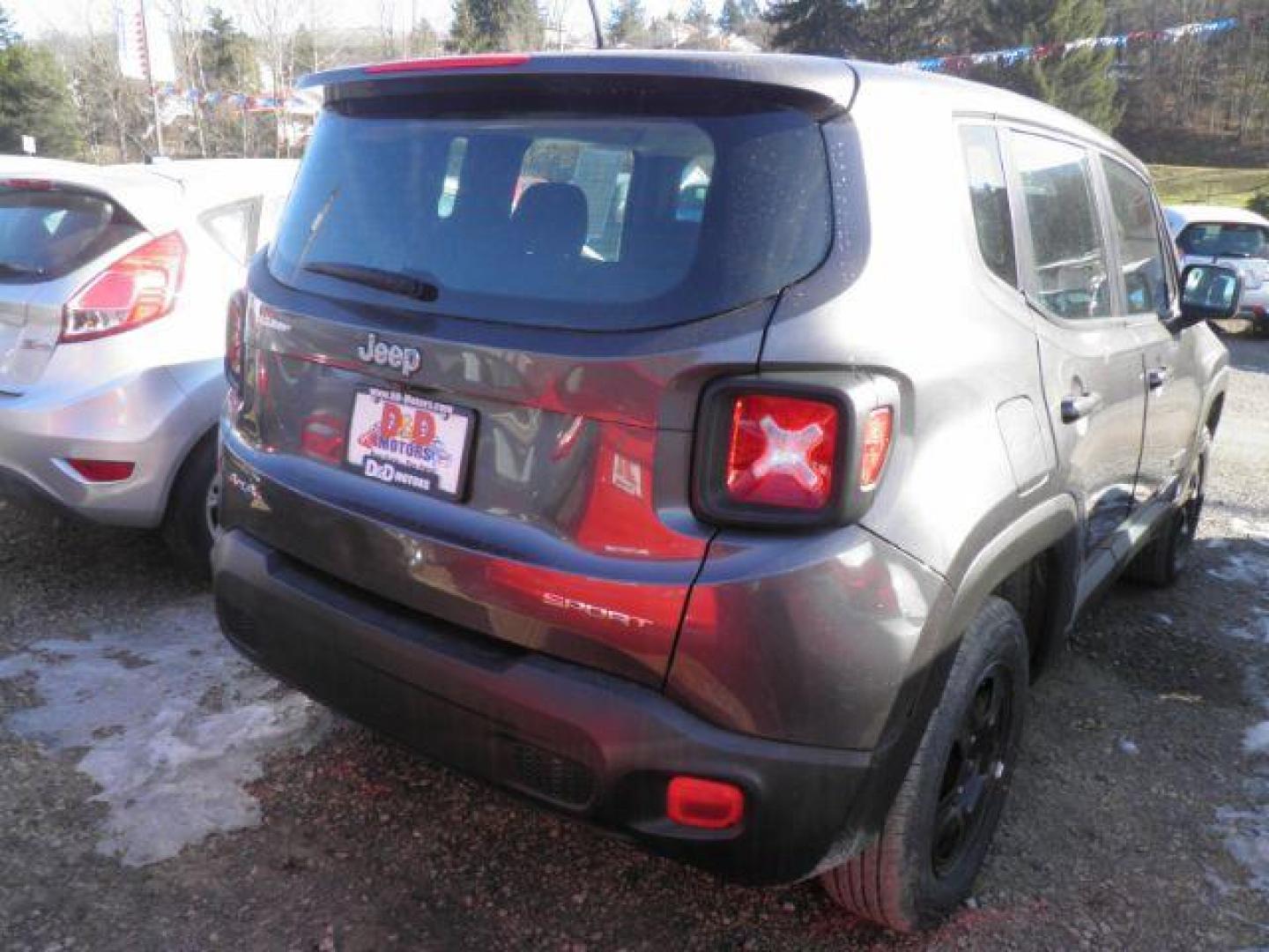 2016 GRAY JEEP RENEGADE SPT (ZACCJBAT3GP) with an 2.5L L4 engine, AT transmission, located at 19521 New George's Creek Rd SW, Barton, MD, 21521, (301) 463-2404, 39.524323, -79.017906 - Photo#5