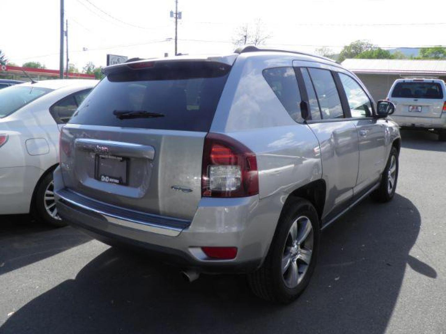 2016 SILVER Jeep Compass Latitude 4WD (1C4NJDEB0GD) with an 2.4L L4 engine, AT transmission, located at 15520 McMullen Hwy SW, Belair, MD, 21502, (301) 729-3700, 39.581375, -78.846451 - Photo#5