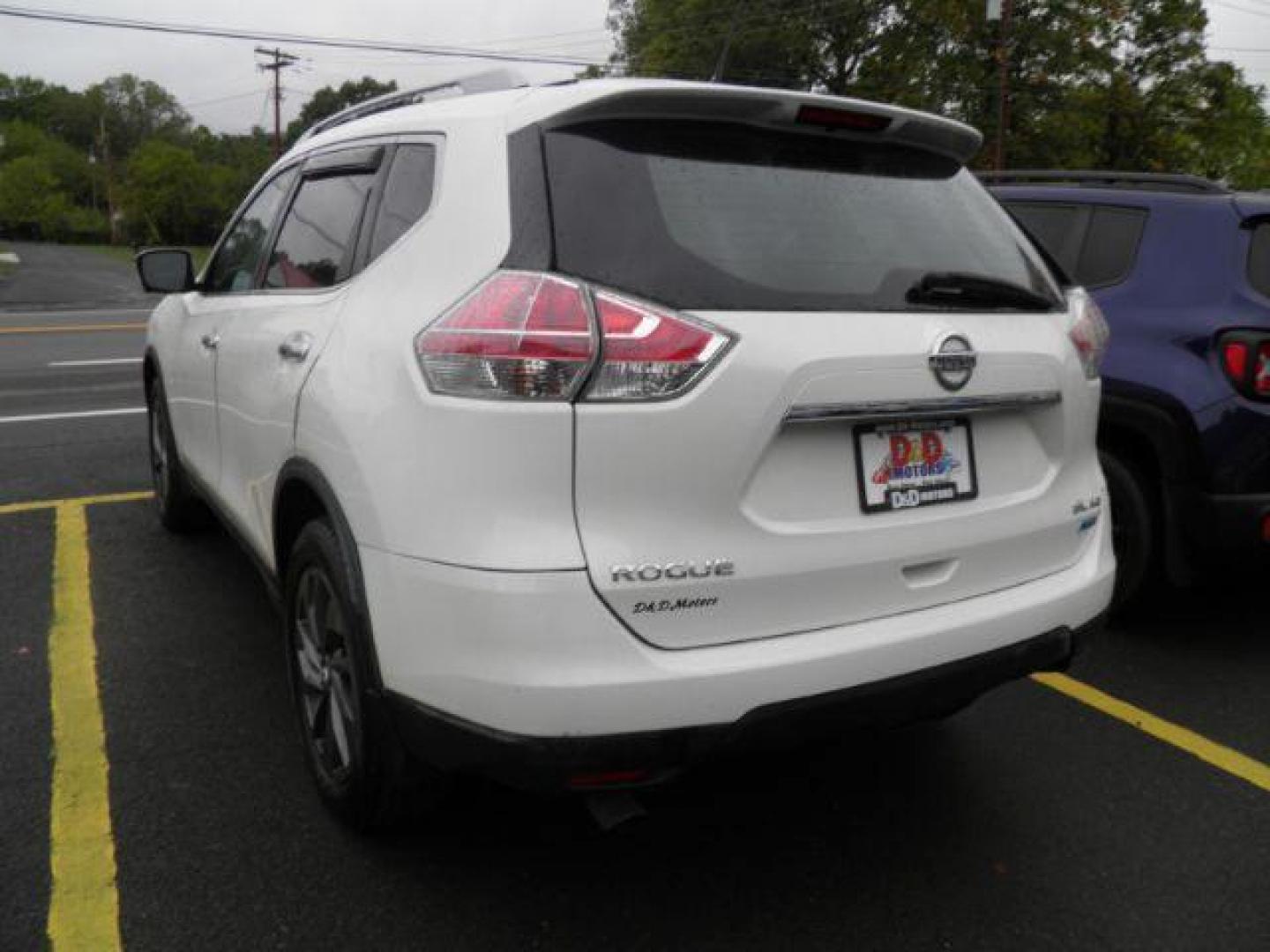 2016 WHITE NISSAN ROGUE S AWD (5N1AT2MV5GC) with an 2.5 L4 engine, AT transmission, located at 15520 McMullen Hwy SW, Belair, MD, 21502, (301) 729-3700, 39.581375, -78.846451 - Photo#5