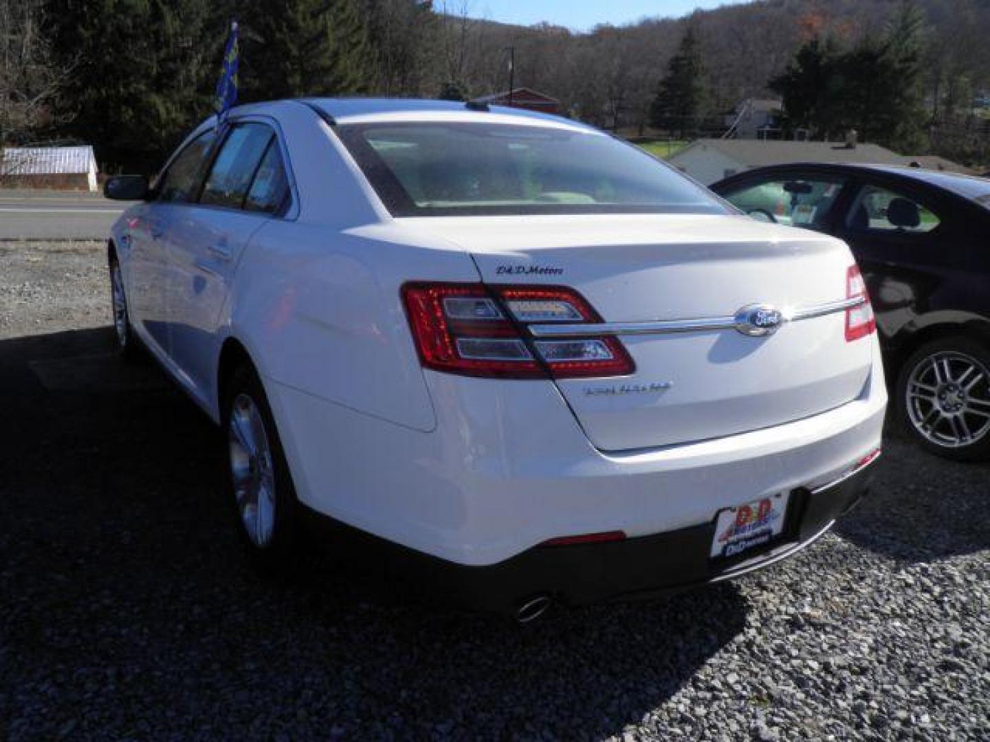 2017 WHITE Ford Taurus SE FWD (1FAHP2D85HG) with an 3.5L V6 engine, AT transmission, located at 19521 New George's Creek Rd SW, Barton, MD, 21521, (301) 463-2404, 39.524323, -79.017906 - Photo#4