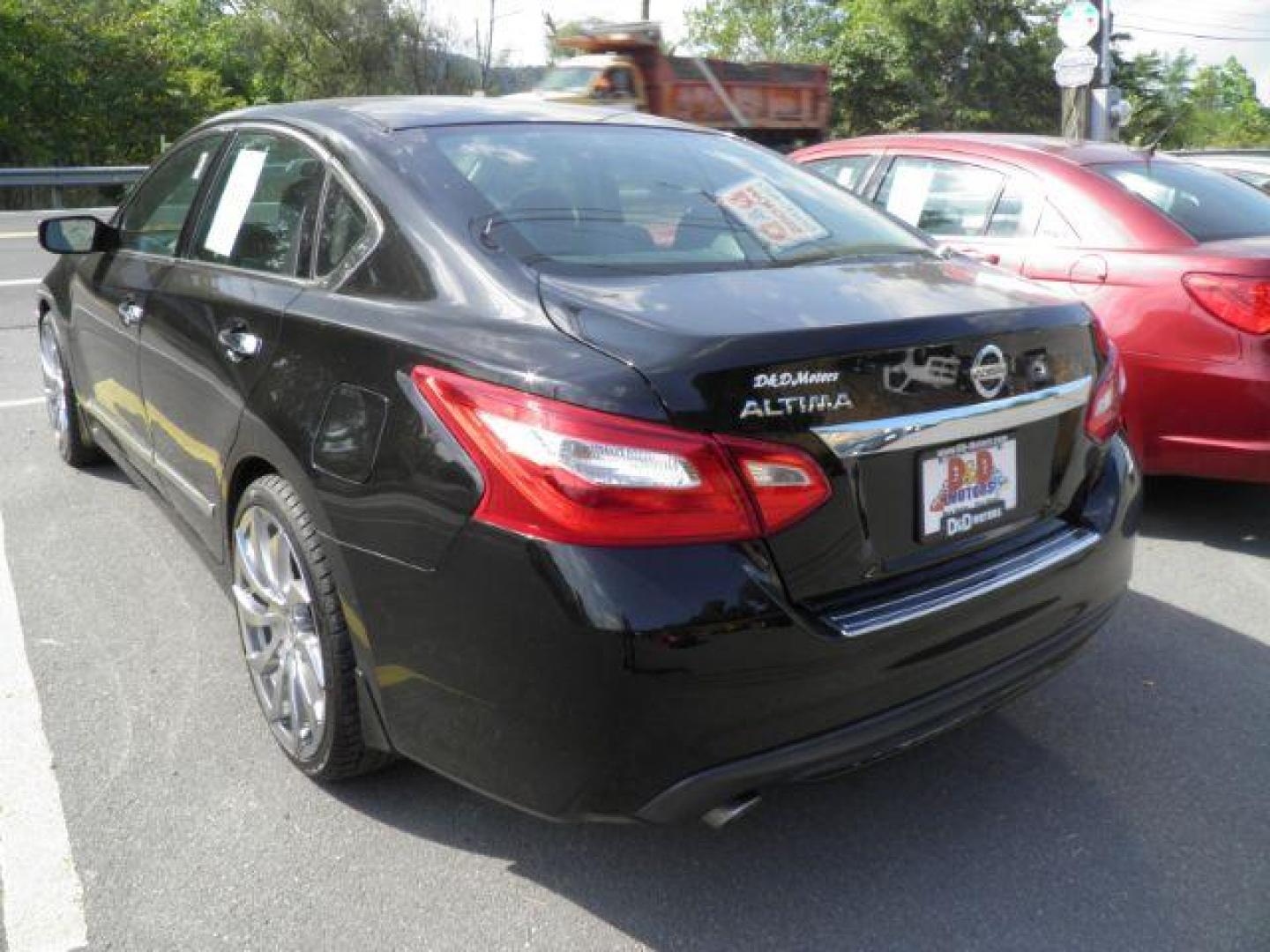 2017 BLACK Nissan Altima 2.5 (1N4AL3AP8HN) with an 2.5 L4 engine, AT transmission, located at 15520 McMullen Hwy SW, Belair, MD, 21502, (301) 729-3700, 39.581375, -78.846451 - Photo#4